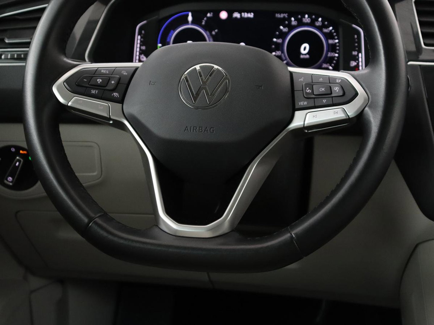 Volkswagen Tiguan 1.4 TSI eHybrid Life Business | SOH 93,8% | Panoramadak | Leder | Stoelverwarming | 360 Camera | Adaptive cruise | Virtual Cockpit | Carplay | Park Assist | Keyless | Navigatie | PHEV | Plug In