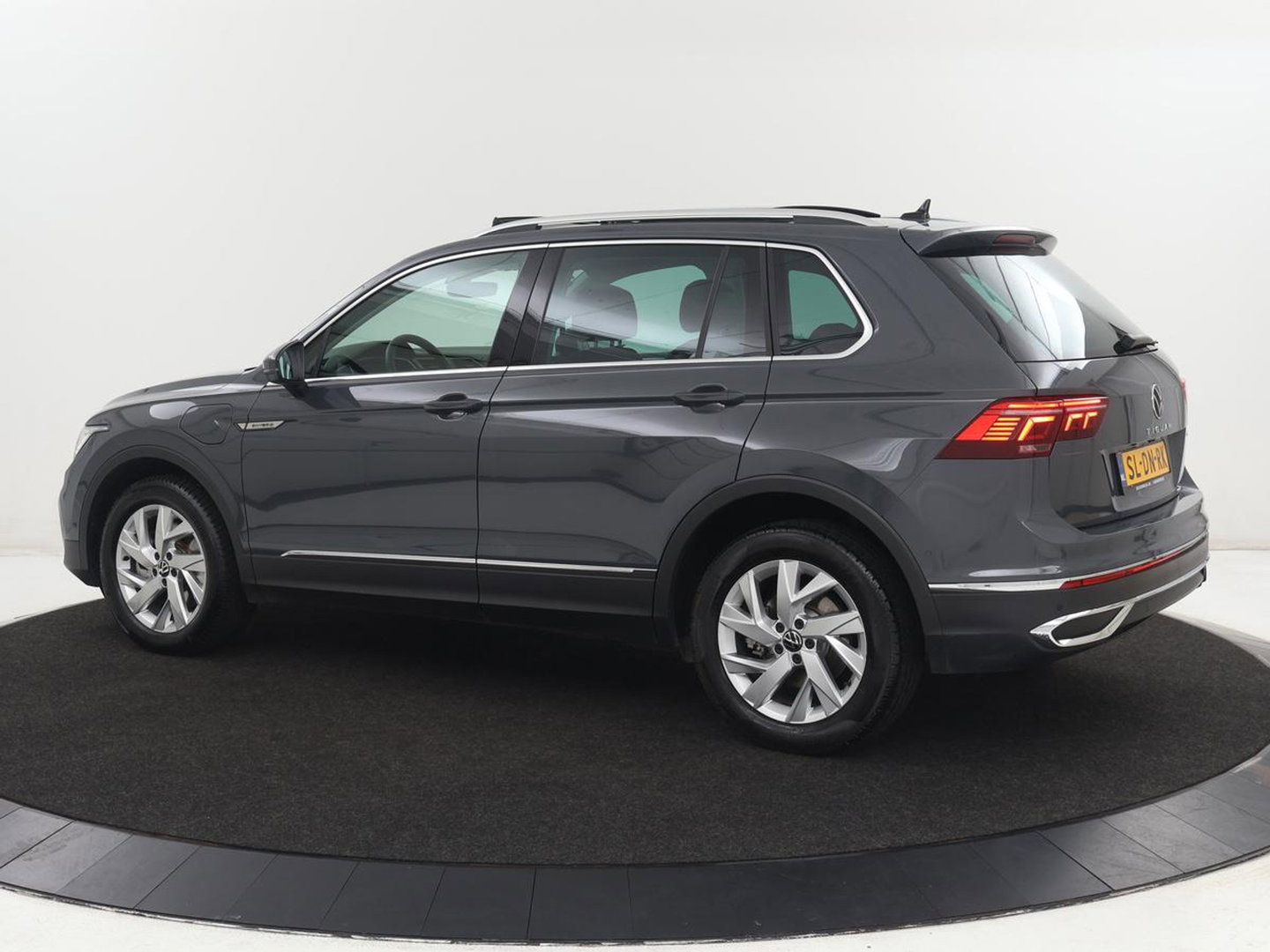 Volkswagen Tiguan 1.4 TSI eHybrid Life Business | SOH 93,8% | Panoramadak | Leder | Stoelverwarming | 360 Camera | Adaptive cruise | Virtual Cockpit | Carplay | Park Assist | Keyless | Navigatie | PHEV | Plug In