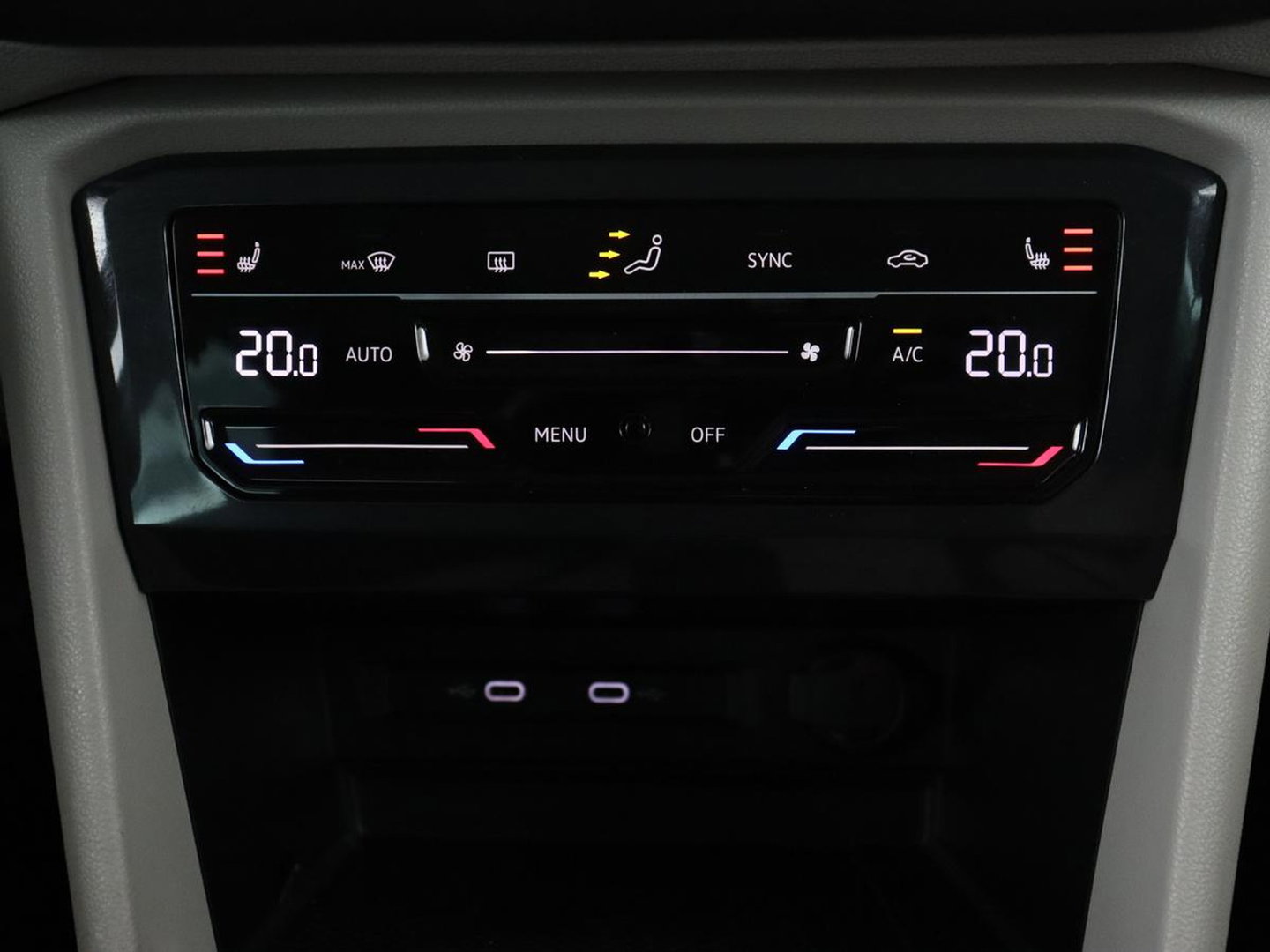 Volkswagen Tiguan 1.4 TSI eHybrid Life Business | SOH 93,8% | Panoramadak | Leder | Stoelverwarming | 360 Camera | Adaptive cruise | Virtual Cockpit | Carplay | Park Assist | Keyless | Navigatie | PHEV | Plug In