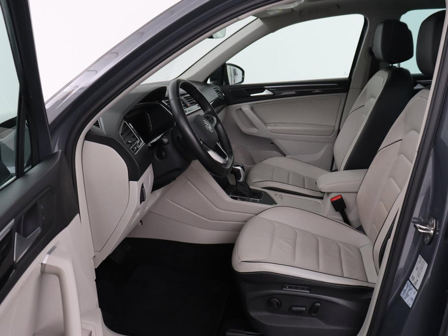 Volkswagen Tiguan 1.4 TSI eHybrid Life Business | SOH 93,8% | Panoramadak | Leder | Stoelverwarming | 360 Camera | Adaptive cruise | Virtual Cockpit | Carplay | Park Assist | Keyless | Navigatie | PHEV | Plug In