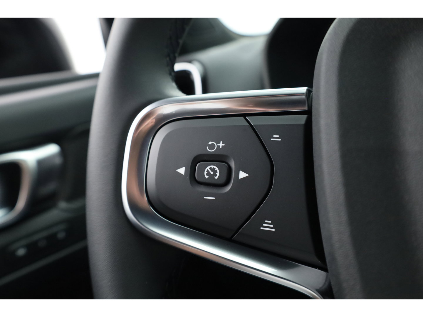 Volvo XC40 2.0 B3 Plus Black Edition | 360 camera | H&K Audio | ACC | Blis | Pixel LED | 20 inch |