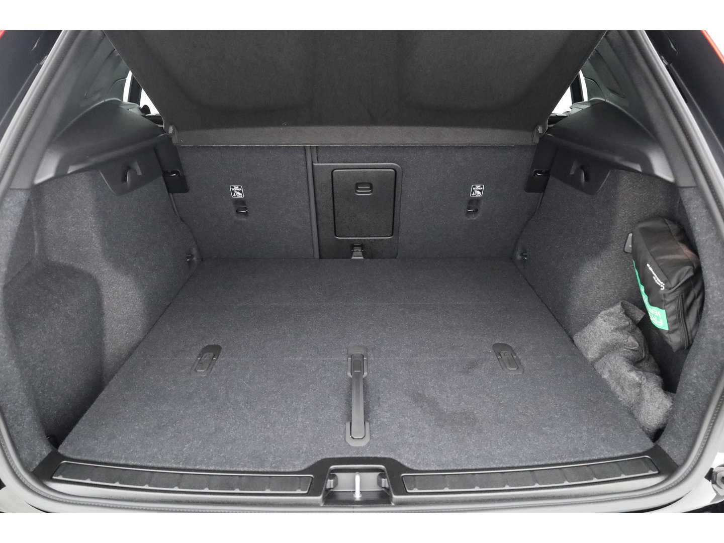 Volvo XC40 2.0 B3 Plus Black Edition | 360 camera | H&K Audio | ACC | Blis | Pixel LED | 20 inch |