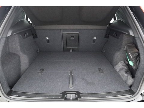 Volvo XC40 2.0 B3 Plus Black Edition | 360 camera | H&K Audio | ACC | Blis | Pixel LED | 20 inch |