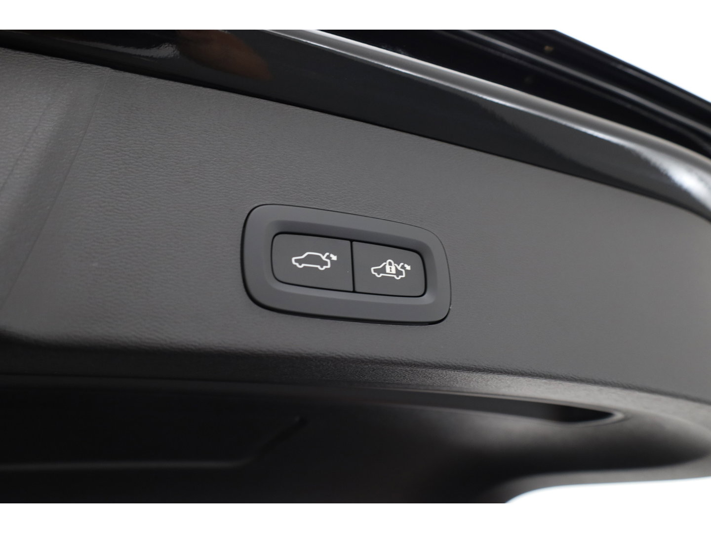 Volvo XC40 2.0 B3 Plus Black Edition | 360 camera | H&K Audio | ACC | Blis | Pixel LED | 20 inch |