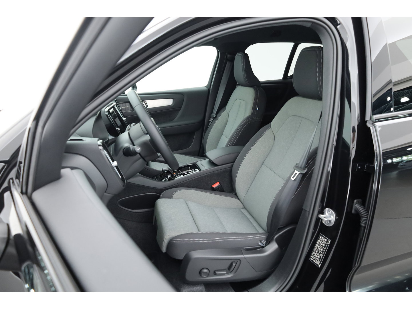 Volvo XC40 2.0 B3 Plus Black Edition | 360 camera | H&K Audio | ACC | Blis | Pixel LED | 20 inch |