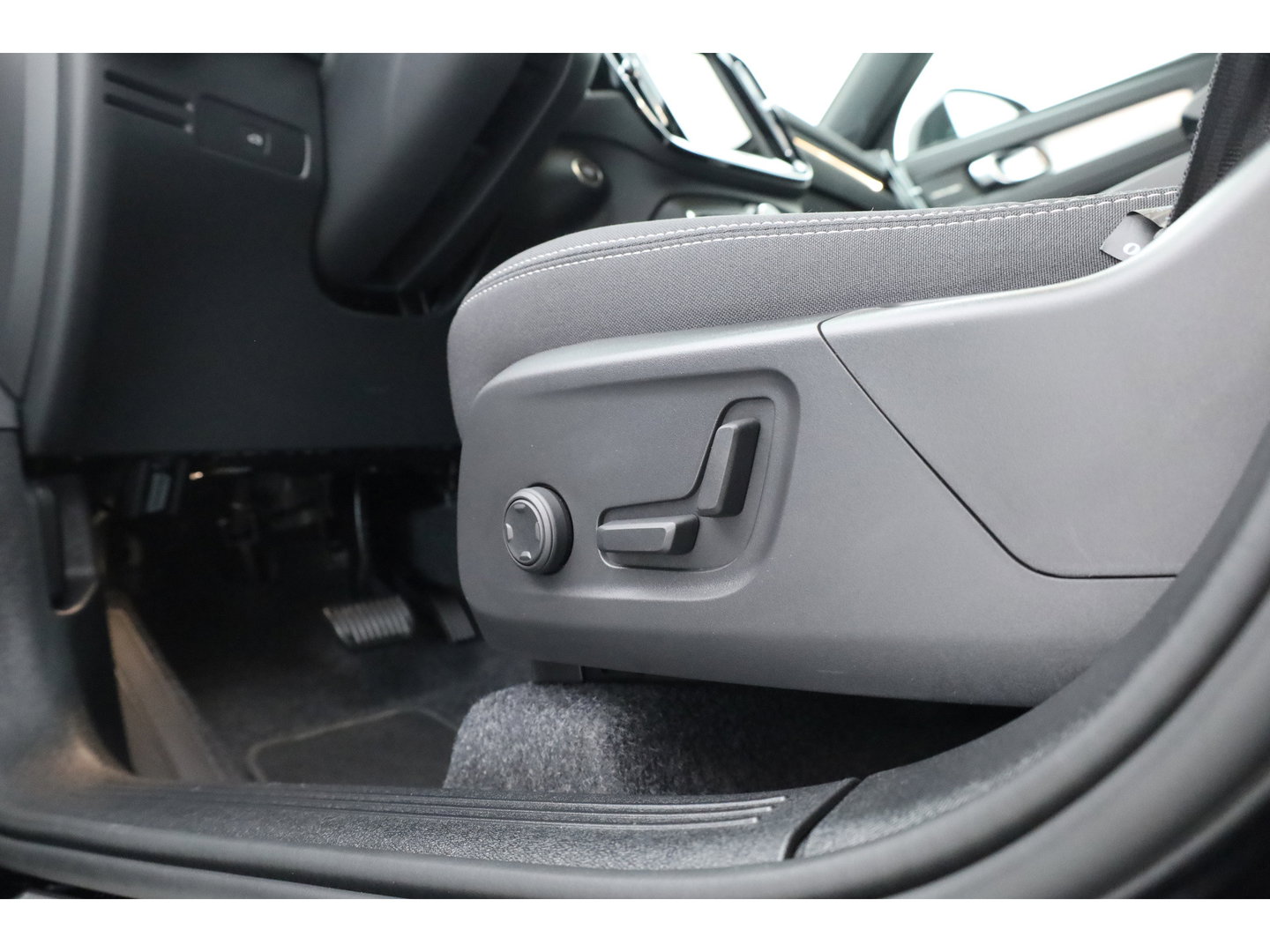 Volvo XC40 2.0 B3 Plus Black Edition | 360 camera | H&K Audio | ACC | Blis | Pixel LED | 20 inch |