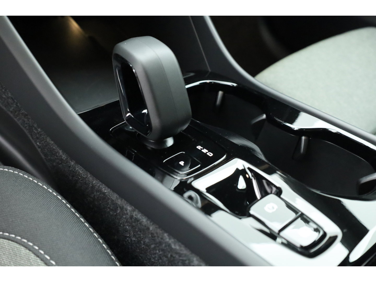 Volvo XC40 2.0 B3 Plus Black Edition | 360 camera | H&K Audio | ACC | Blis | Pixel LED | 20 inch |