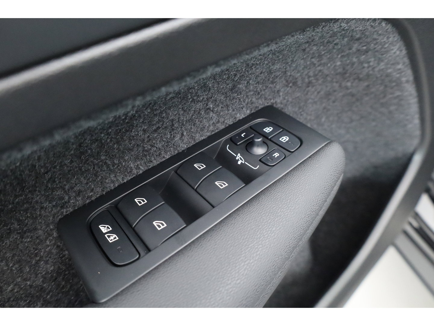 Volvo XC40 2.0 B3 Plus Black Edition | 360 camera | H&K Audio | ACC | Blis | Pixel LED | 20 inch |