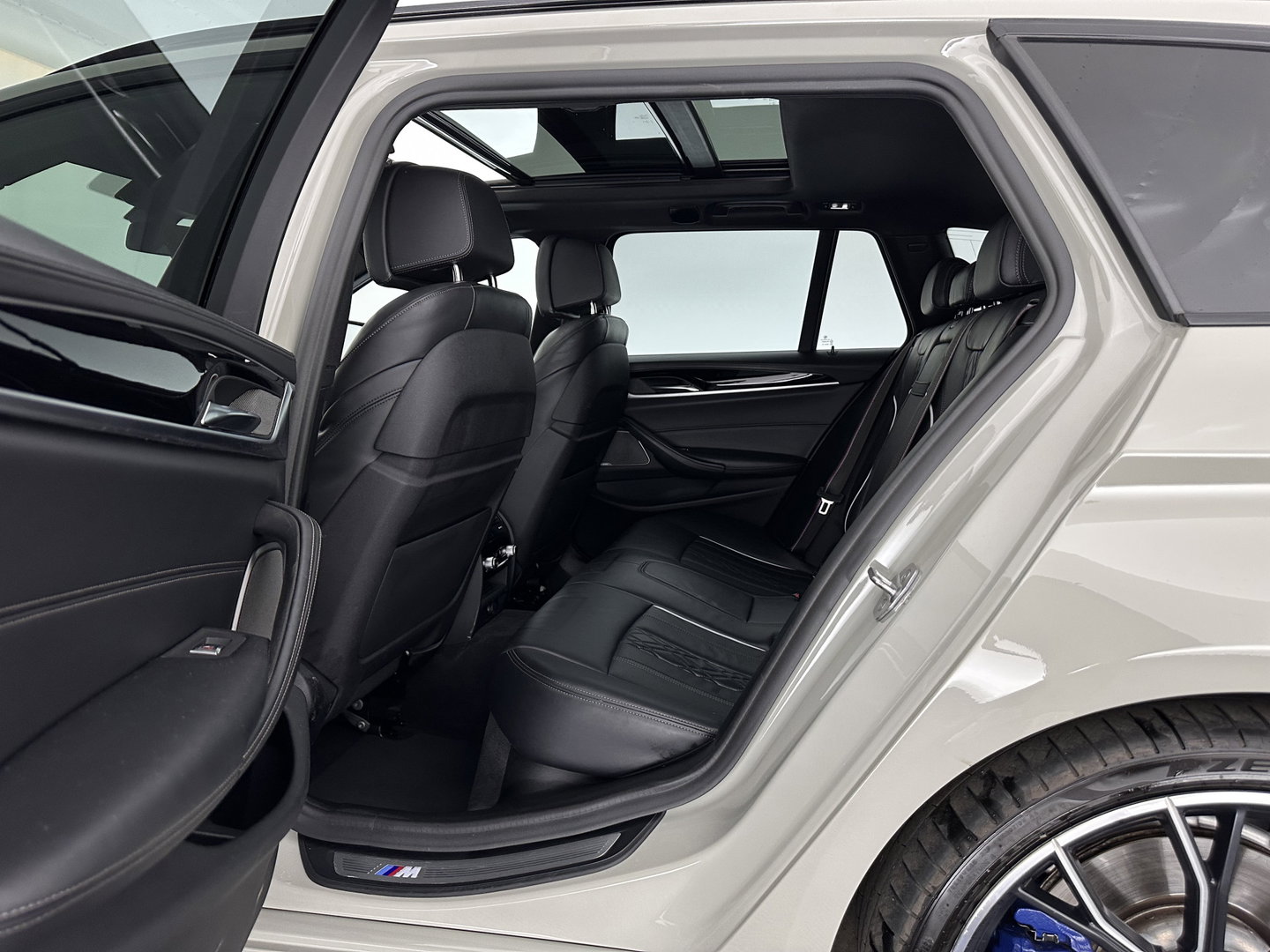 BMW 5 Serie Touring 530i High Executive M-Sportpack (INCL.BTW) Aut. *PANO | HEAD-UP | LEATHER | TOPVIEW | HARMAN/KARDON | FULL-LED | ADAPTIVE-CRUISE | BLINDSPOT | HEATED-COMFORTSEATS | KEYLESS | DAB | DIGI-COCKPIT | PRIVACY-GLASS | SHIFTPADDLE