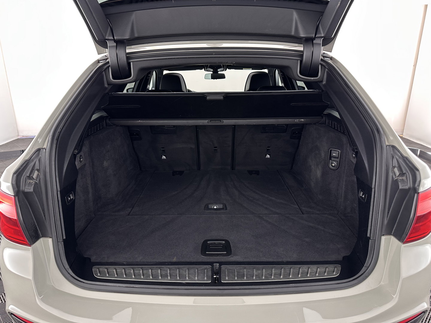 BMW 5 Serie Touring 530i High Executive M-Sportpack (INCL.BTW) Aut. *PANO | HEAD-UP | LEATHER | TOPVIEW | HARMAN/KARDON | FULL-LED | ADAPTIVE-CRUISE | BLINDSPOT | HEATED-COMFORTSEATS | KEYLESS | DAB | DIGI-COCKPIT | PRIVACY-GLASS | SHIFTPADDLE