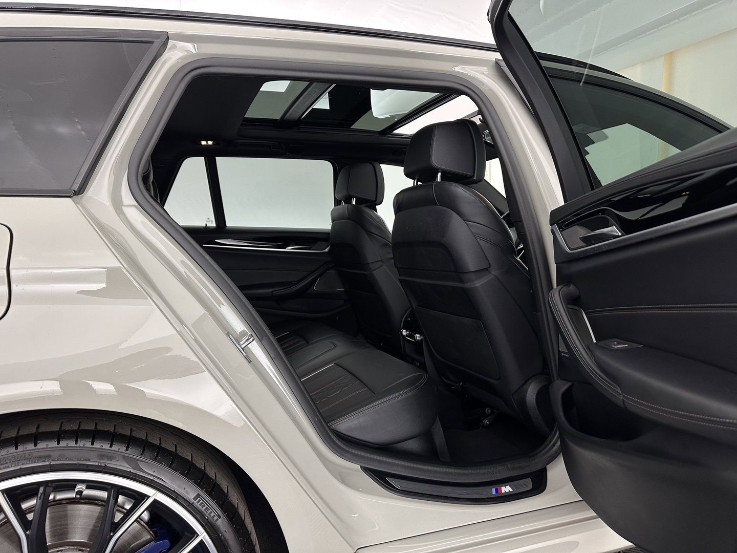 BMW 5 Serie Touring 530i High Executive M-Sportpack (INCL.BTW) Aut. *PANO | HEAD-UP | LEATHER | TOPVIEW | HARMAN/KARDON | FULL-LED | ADAPTIVE-CRUISE | BLINDSPOT | HEATED-COMFORTSEATS | KEYLESS | DAB | DIGI-COCKPIT | PRIVACY-GLASS | SHIFTPADDLE