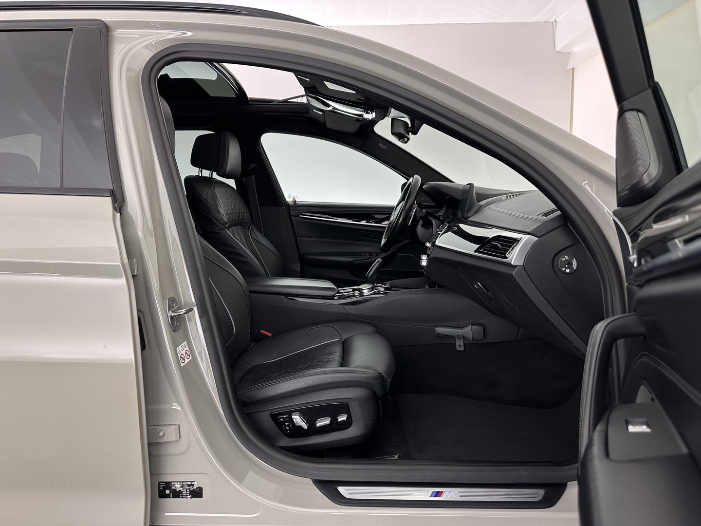 BMW 5 Serie Touring 530i High Executive M-Sportpack (INCL.BTW) Aut. *PANO | HEAD-UP | LEATHER | TOPVIEW | HARMAN/KARDON | FULL-LED | ADAPTIVE-CRUISE | BLINDSPOT | HEATED-COMFORTSEATS | KEYLESS | DAB | DIGI-COCKPIT | PRIVACY-GLASS | SHIFTPADDLE
