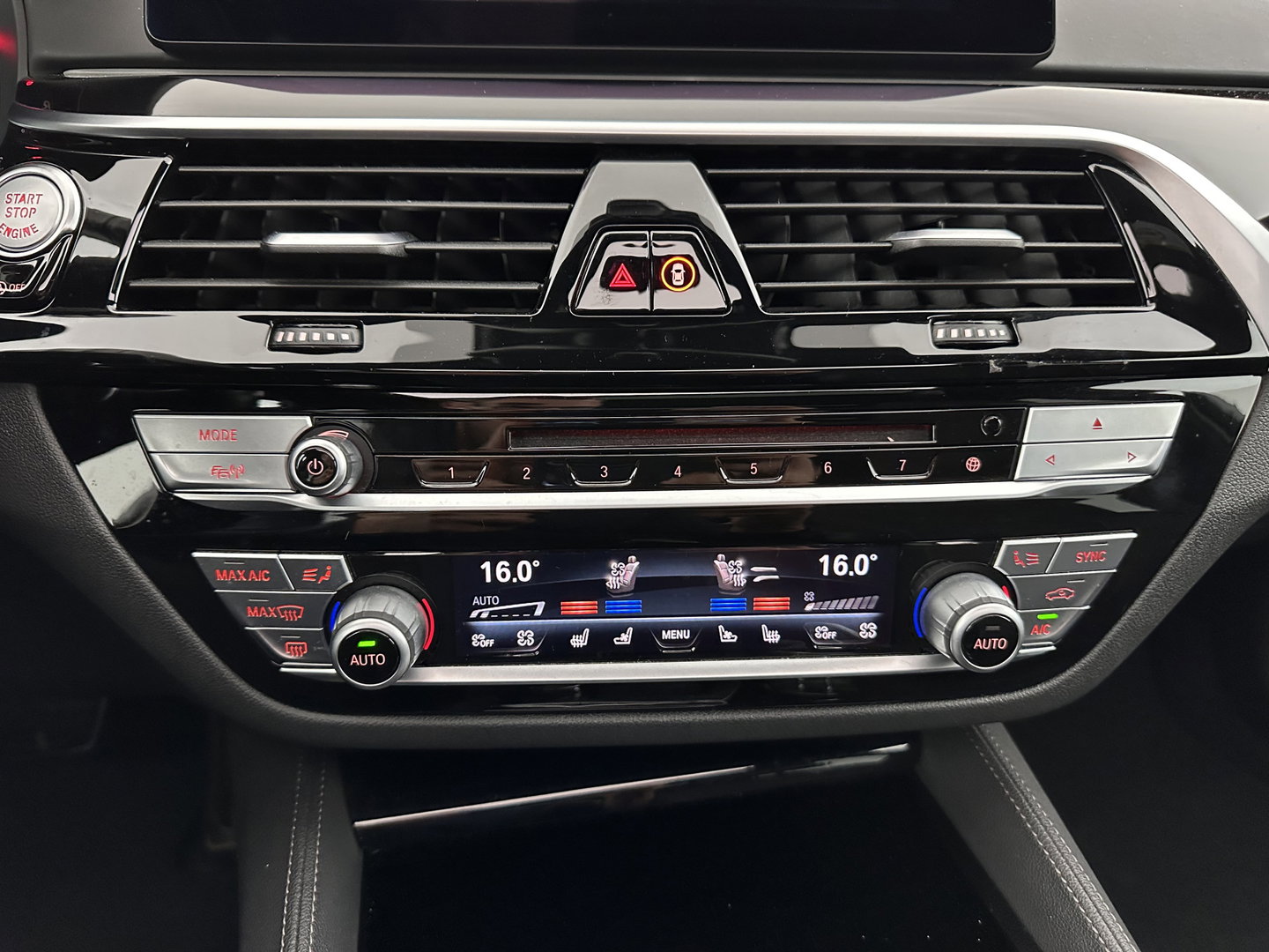 BMW 5 Serie Touring 530i High Executive M-Sportpack (INCL.BTW) Aut. *PANO | HEAD-UP | LEATHER | TOPVIEW | HARMAN/KARDON | FULL-LED | ADAPTIVE-CRUISE | BLINDSPOT | HEATED-COMFORTSEATS | KEYLESS | DAB | DIGI-COCKPIT | PRIVACY-GLASS | SHIFTPADDLE