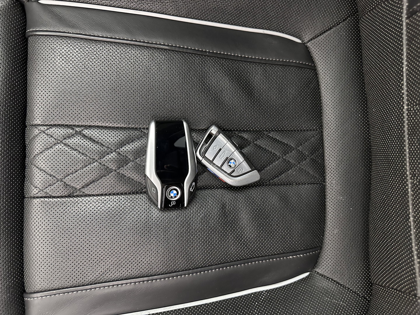 BMW 5 Serie Touring 530i High Executive M-Sportpack (INCL.BTW) Aut. *PANO | HEAD-UP | LEATHER | TOPVIEW | HARMAN/KARDON | FULL-LED | ADAPTIVE-CRUISE | BLINDSPOT | HEATED-COMFORTSEATS | KEYLESS | DAB | DIGI-COCKPIT | PRIVACY-GLASS | SHIFTPADDLE
