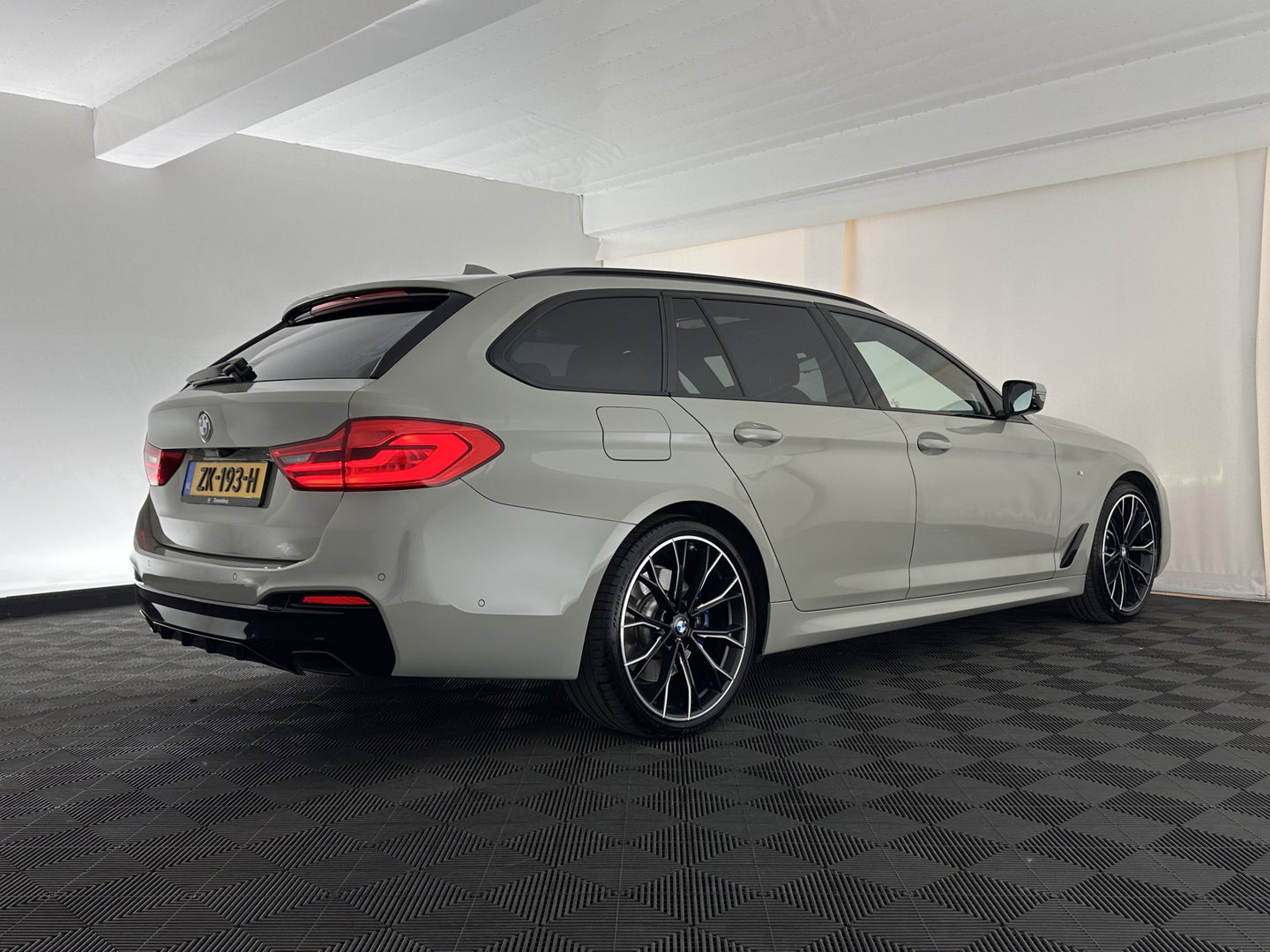 BMW 5 Serie Touring 530i High Executive M-Sportpack (INCL.BTW) Aut. *PANO | HEAD-UP | LEATHER | TOPVIEW | HARMAN/KARDON | FULL-LED | ADAPTIVE-CRUISE | BLINDSPOT | HEATED-COMFORTSEATS | KEYLESS | DAB | DIGI-COCKPIT | PRIVACY-GLASS | SHIFTPADDLE