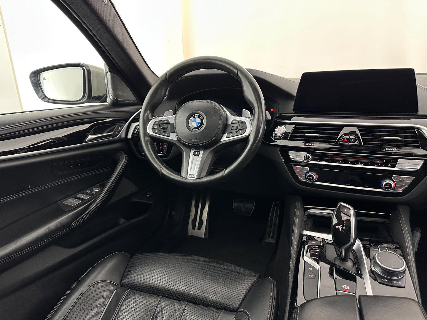 BMW 5 Serie Touring 530i High Executive M-Sportpack (INCL.BTW) Aut. *PANO | HEAD-UP | LEATHER | TOPVIEW | HARMAN/KARDON | FULL-LED | ADAPTIVE-CRUISE | BLINDSPOT | HEATED-COMFORTSEATS | KEYLESS | DAB | DIGI-COCKPIT | PRIVACY-GLASS | SHIFTPADDLE
