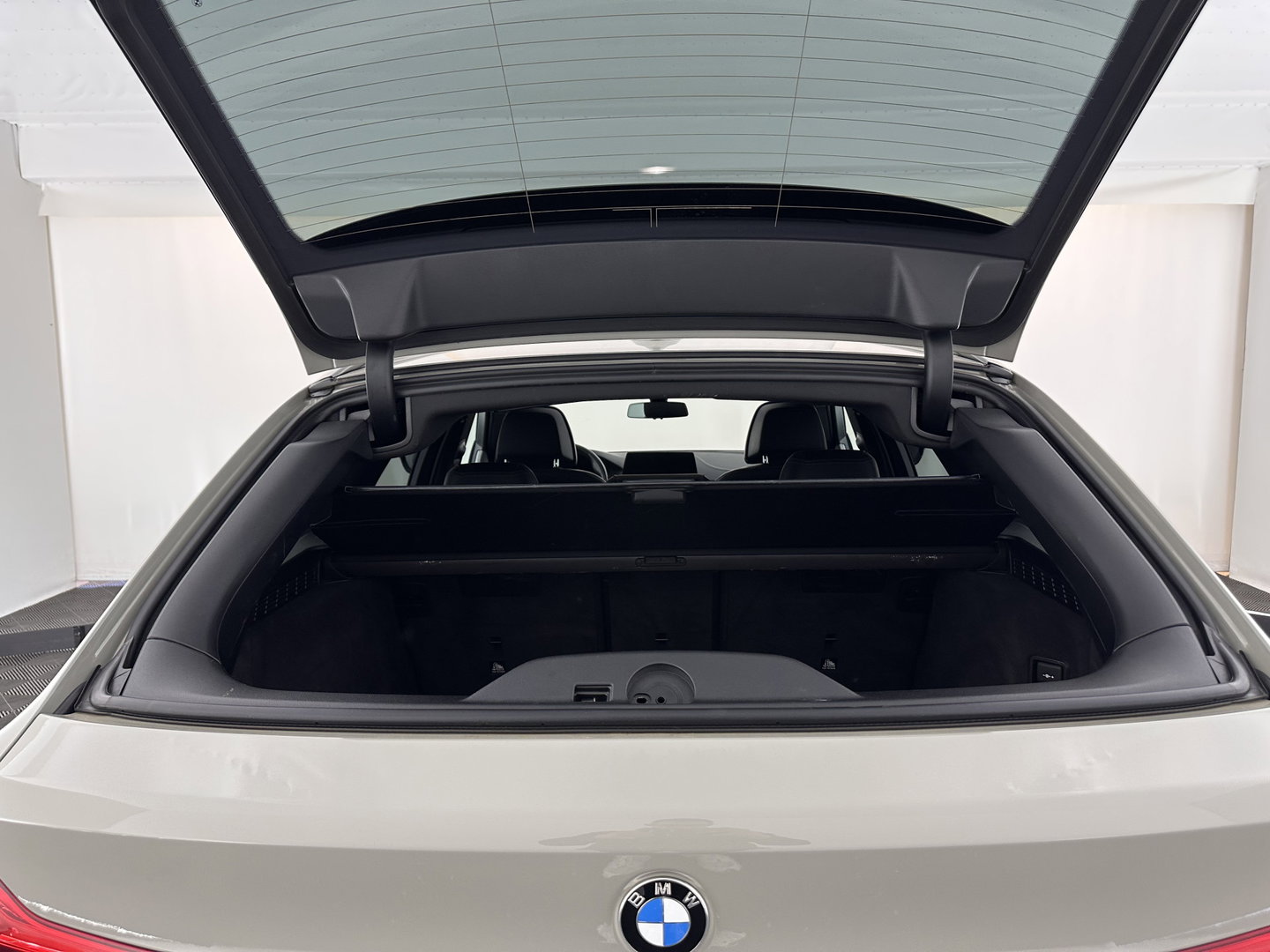 BMW 5 Serie Touring 530i High Executive M-Sportpack (INCL.BTW) Aut. *PANO | HEAD-UP | LEATHER | TOPVIEW | HARMAN/KARDON | FULL-LED | ADAPTIVE-CRUISE | BLINDSPOT | HEATED-COMFORTSEATS | KEYLESS | DAB | DIGI-COCKPIT | PRIVACY-GLASS | SHIFTPADDLE