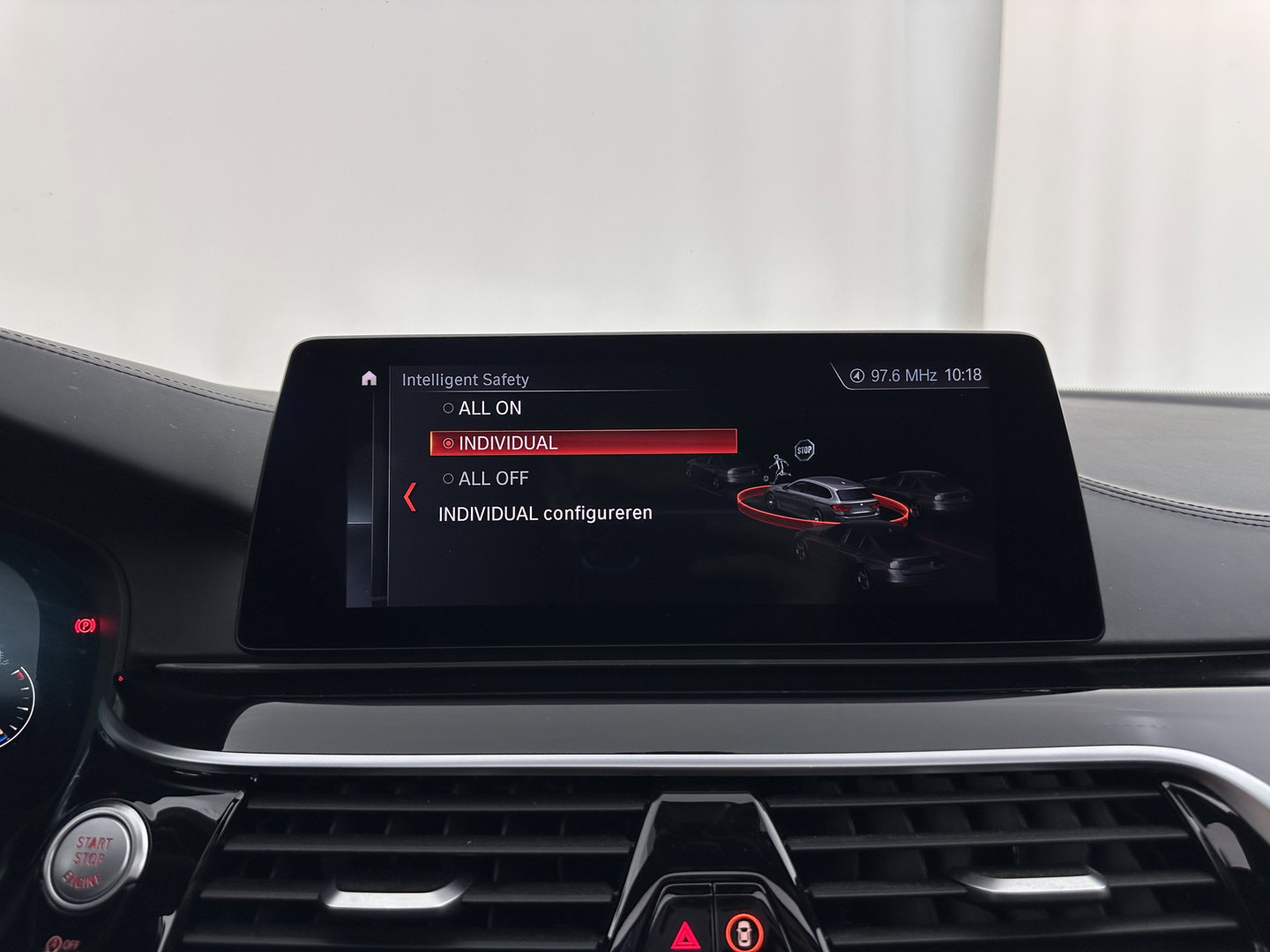 BMW 5 Serie Touring 530i High Executive M-Sportpack (INCL.BTW) Aut. *PANO | HEAD-UP | LEATHER | TOPVIEW | HARMAN/KARDON | FULL-LED | ADAPTIVE-CRUISE | BLINDSPOT | HEATED-COMFORTSEATS | KEYLESS | DAB | DIGI-COCKPIT | PRIVACY-GLASS | SHIFTPADDLE