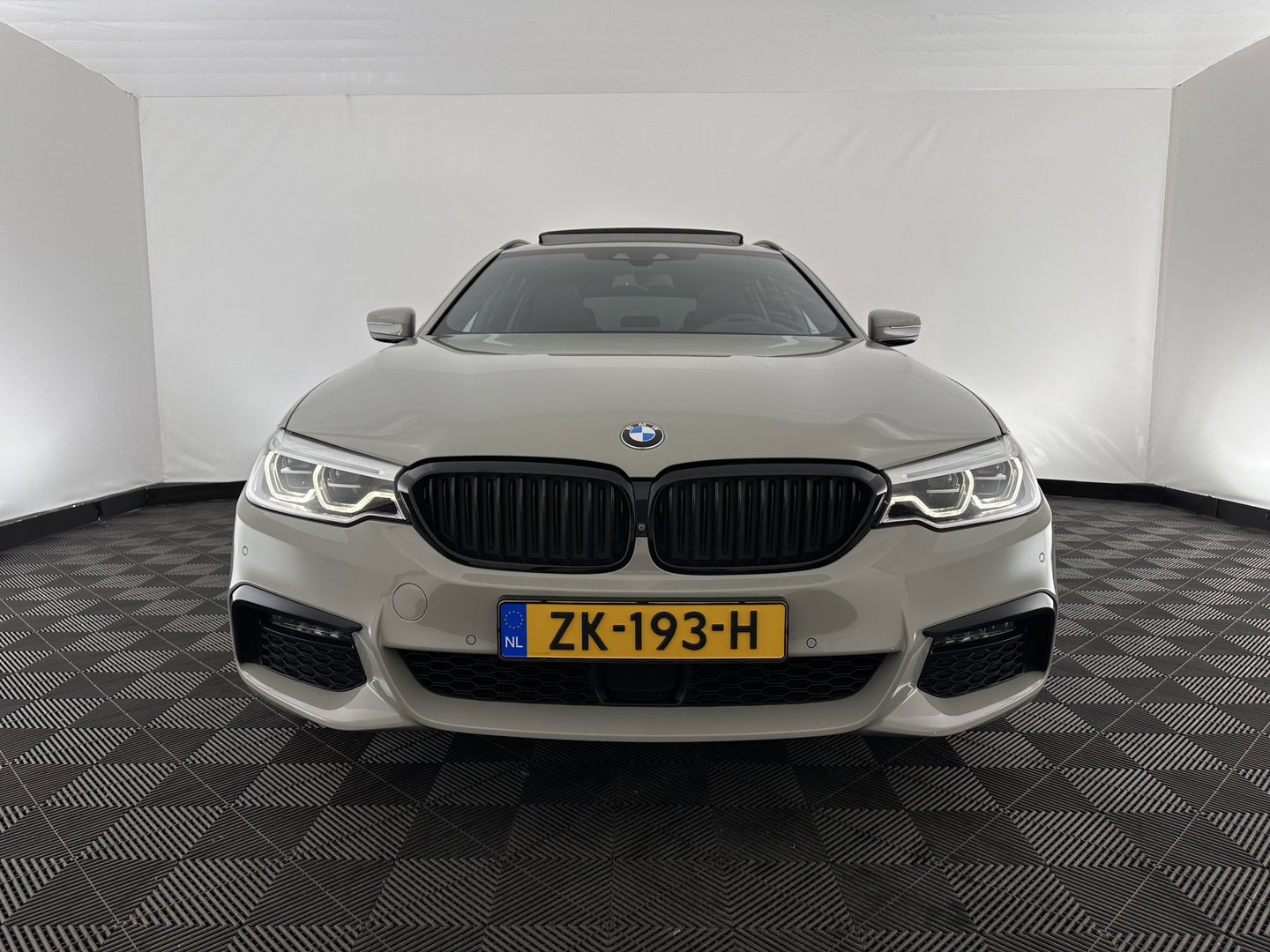 BMW 5 Serie Touring 530i High Executive M-Sportpack (INCL.BTW) Aut. *PANO | HEAD-UP | LEATHER | TOPVIEW | HARMAN/KARDON | FULL-LED | ADAPTIVE-CRUISE | BLINDSPOT | HEATED-COMFORTSEATS | KEYLESS | DAB | DIGI-COCKPIT | PRIVACY-GLASS | SHIFTPADDLE