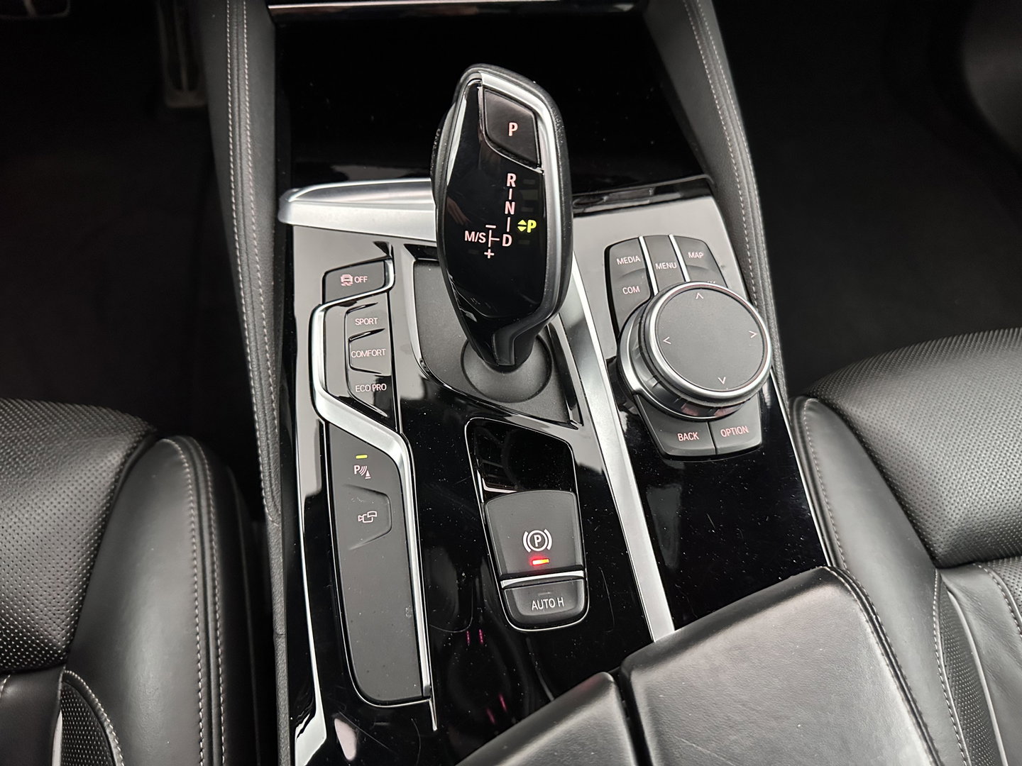 BMW 5 Serie Touring 530i High Executive M-Sportpack (INCL.BTW) Aut. *PANO | HEAD-UP | LEATHER | TOPVIEW | HARMAN/KARDON | FULL-LED | ADAPTIVE-CRUISE | BLINDSPOT | HEATED-COMFORTSEATS | KEYLESS | DAB | DIGI-COCKPIT | PRIVACY-GLASS | SHIFTPADDLE