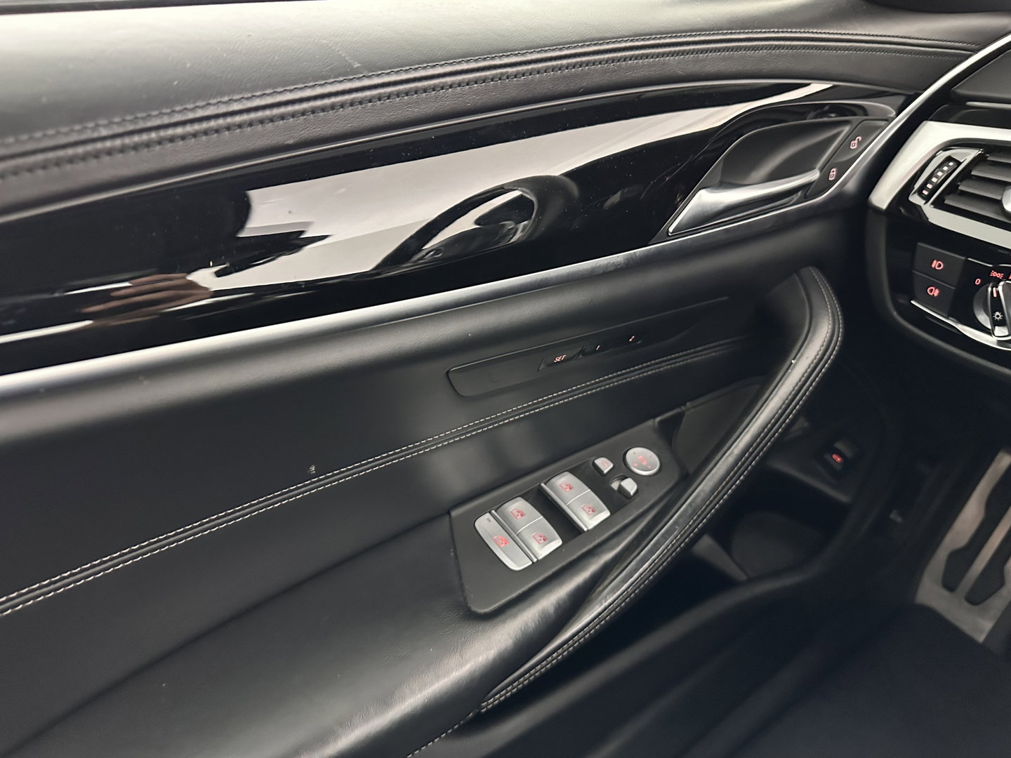 BMW 5 Serie Touring 530i High Executive M-Sportpack (INCL.BTW) Aut. *PANO | HEAD-UP | LEATHER | TOPVIEW | HARMAN/KARDON | FULL-LED | ADAPTIVE-CRUISE | BLINDSPOT | HEATED-COMFORTSEATS | KEYLESS | DAB | DIGI-COCKPIT | PRIVACY-GLASS | SHIFTPADDLE