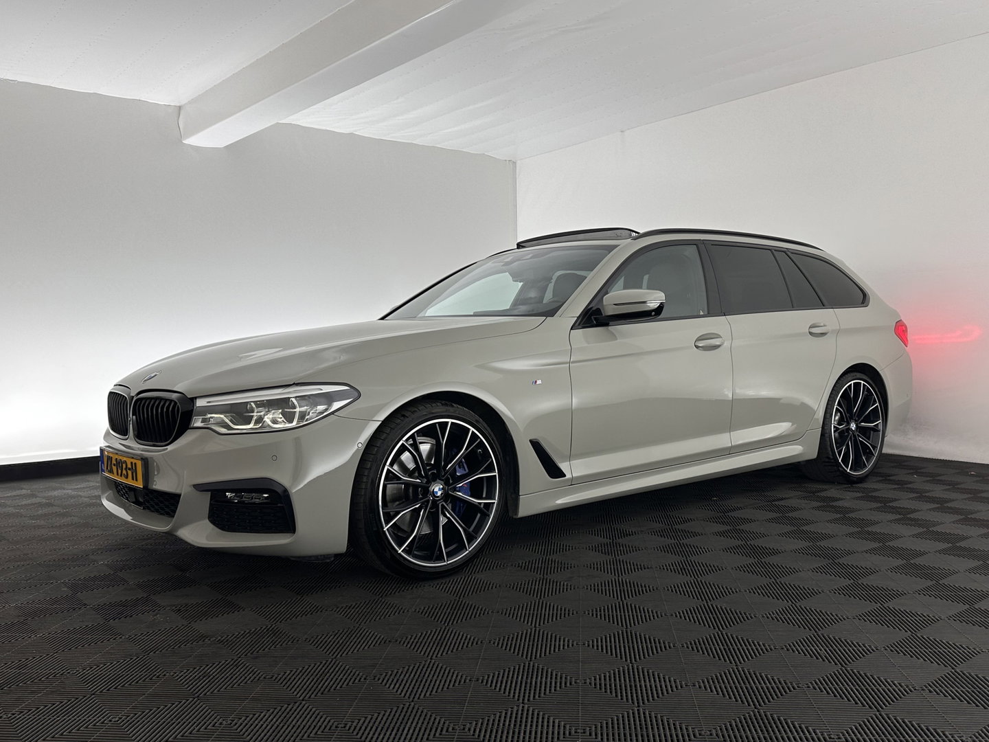BMW 5 Serie Touring 530i High Executive M-Sportpack (INCL.BTW) Aut. *PANO | HEAD-UP | LEATHER | TOPVIEW | HARMAN/KARDON | FULL-LED | ADAPTIVE-CRUISE | BLINDSPOT | HEATED-COMFORTSEATS | KEYLESS | DAB | DIGI-COCKPIT | PRIVACY-GLASS | SHIFTPADDLE