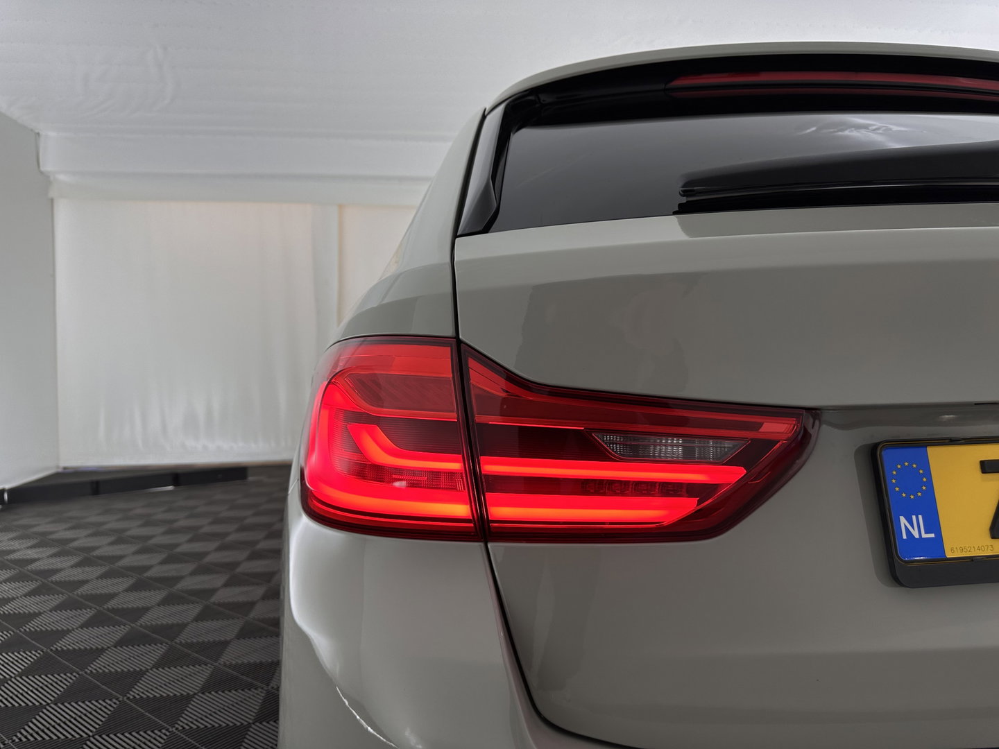 BMW 5 Serie Touring 530i High Executive M-Sportpack (INCL.BTW) Aut. *PANO | HEAD-UP | LEATHER | TOPVIEW | HARMAN/KARDON | FULL-LED | ADAPTIVE-CRUISE | BLINDSPOT | HEATED-COMFORTSEATS | KEYLESS | DAB | DIGI-COCKPIT | PRIVACY-GLASS | SHIFTPADDLE