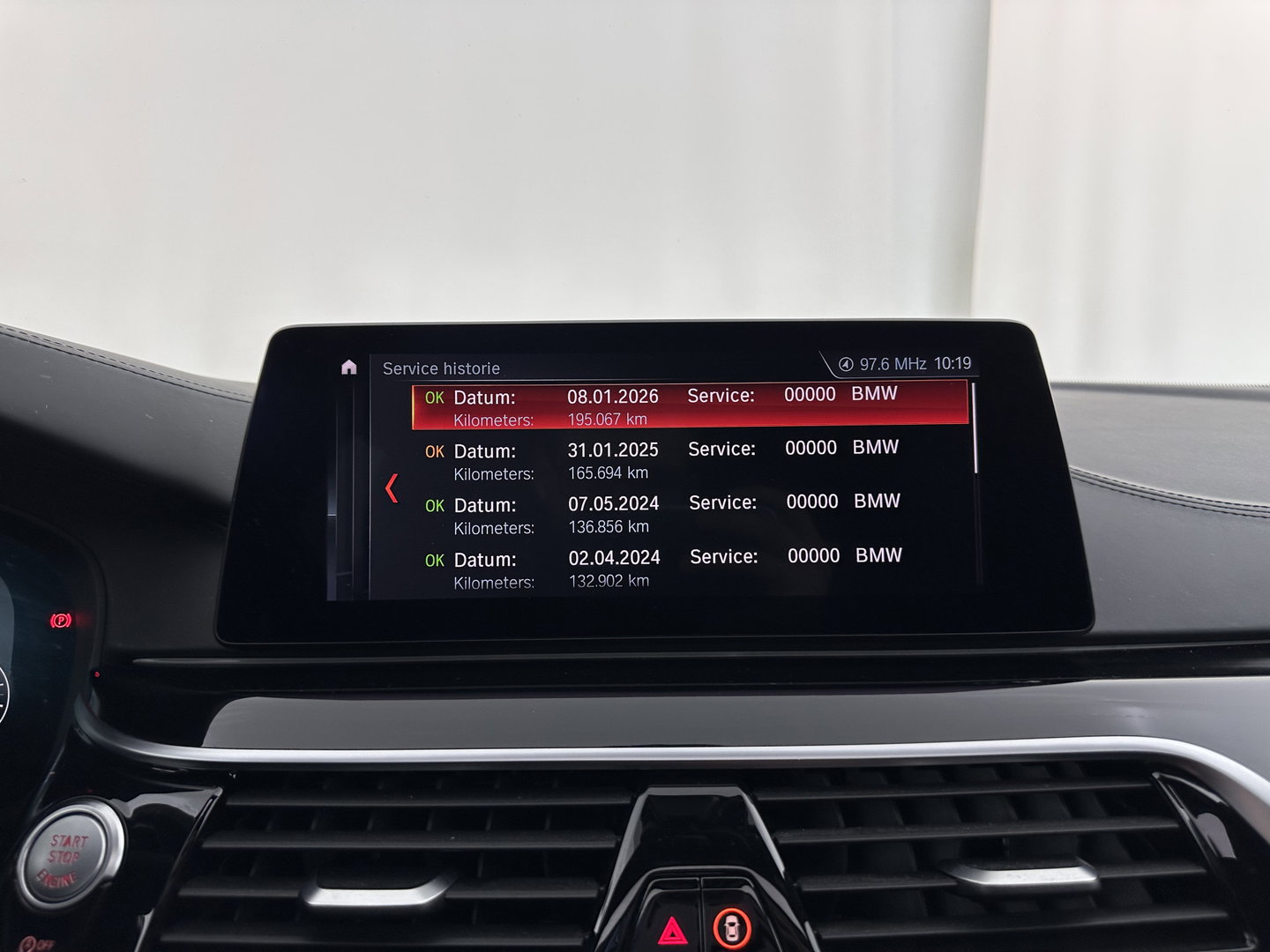 BMW 5 Serie Touring 530i High Executive M-Sportpack (INCL.BTW) Aut. *PANO | HEAD-UP | LEATHER | TOPVIEW | HARMAN/KARDON | FULL-LED | ADAPTIVE-CRUISE | BLINDSPOT | HEATED-COMFORTSEATS | KEYLESS | DAB | DIGI-COCKPIT | PRIVACY-GLASS | SHIFTPADDLE