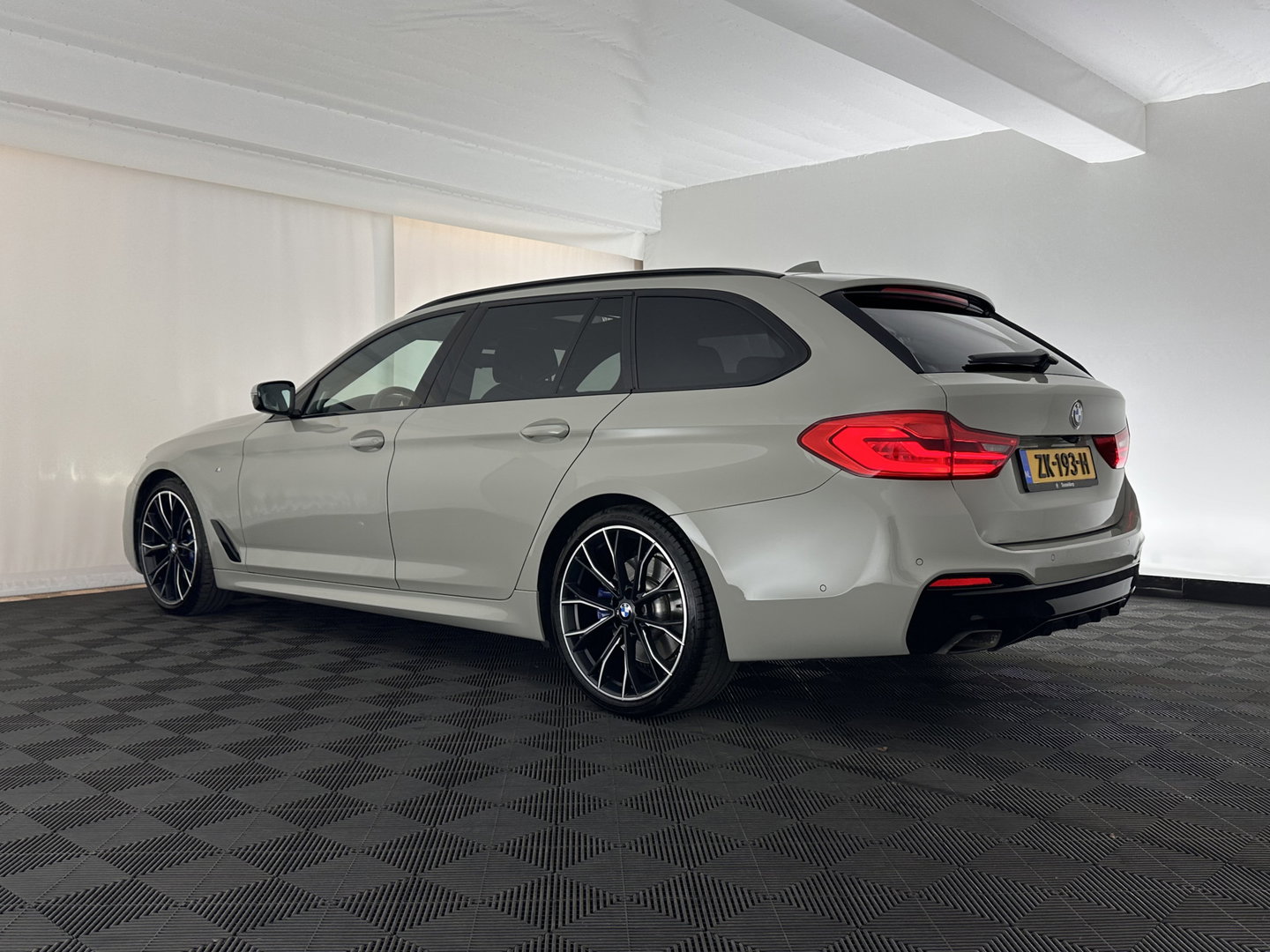 BMW 5 Serie Touring 530i High Executive M-Sportpack (INCL.BTW) Aut. *PANO | HEAD-UP | LEATHER | TOPVIEW | HARMAN/KARDON | FULL-LED | ADAPTIVE-CRUISE | BLINDSPOT | HEATED-COMFORTSEATS | KEYLESS | DAB | DIGI-COCKPIT | PRIVACY-GLASS | SHIFTPADDLE