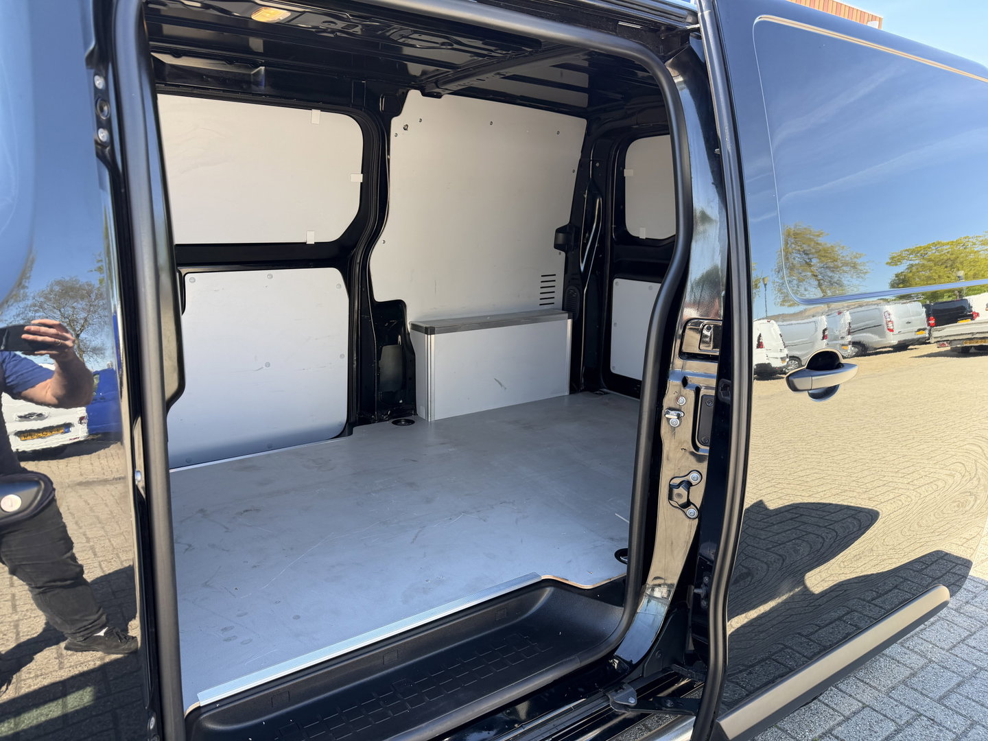 Opel Vivaro 1.5 CDTI L2H1 Selection / euro 6 / bpm vrij / vaste prijs rijklaar € 17.950 ex btw / lease vanaf € 302 / dubbele schuifdeur / zwart metallic / trekhaak / airco / cruise