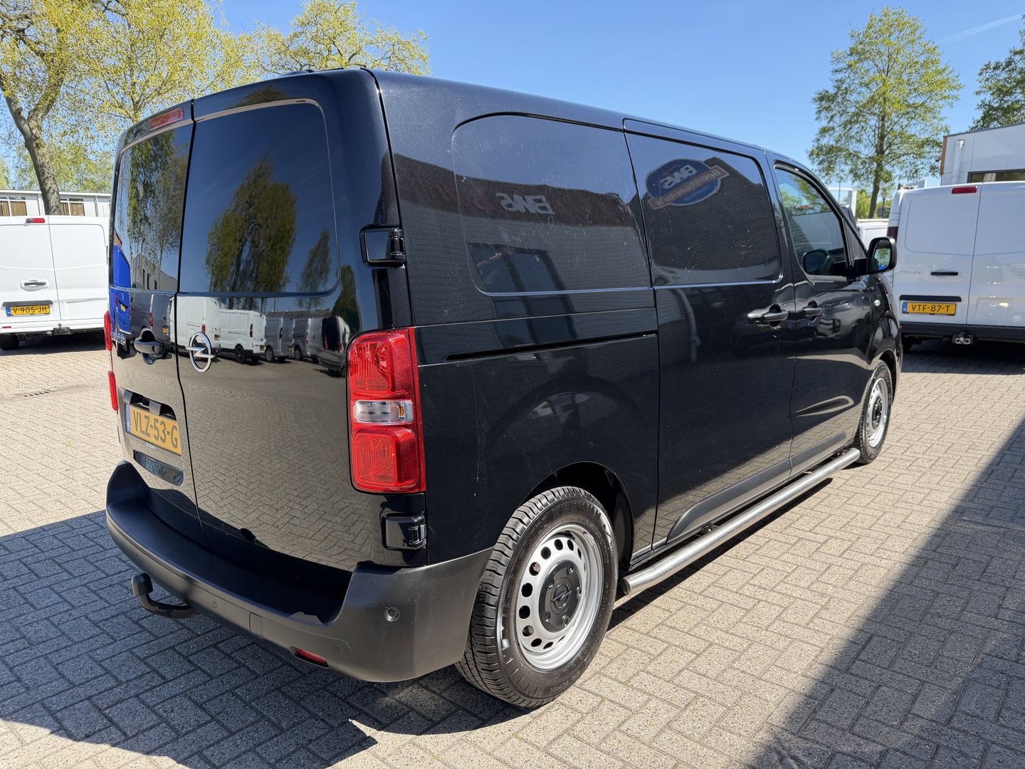 Opel Vivaro 1.5 CDTI L2H1 Selection / euro 6 / bpm vrij / vaste prijs rijklaar € 17.950 ex btw / lease vanaf € 302 / dubbele schuifdeur / zwart metallic / trekhaak / airco / cruise