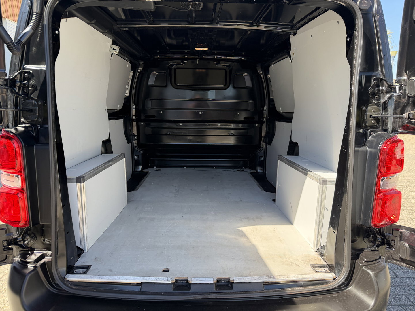 Opel Vivaro 1.5 CDTI L2H1 Selection / euro 6 / bpm vrij / vaste prijs rijklaar € 17.950 ex btw / lease vanaf € 302 / dubbele schuifdeur / zwart metallic / trekhaak / airco / cruise