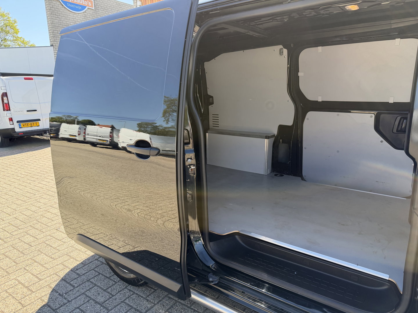 Opel Vivaro 1.5 CDTI L2H1 Selection / euro 6 / bpm vrij / vaste prijs rijklaar € 17.950 ex btw / lease vanaf € 302 / dubbele schuifdeur / zwart metallic / trekhaak / airco / cruise