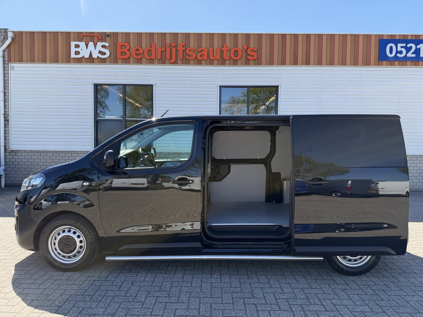 Opel Vivaro 1.5 CDTI L2H1 Selection / euro 6 / bpm vrij / vaste prijs rijklaar € 17.950 ex btw / lease vanaf € 302 / dubbele schuifdeur / zwart metallic / trekhaak / airco / cruise