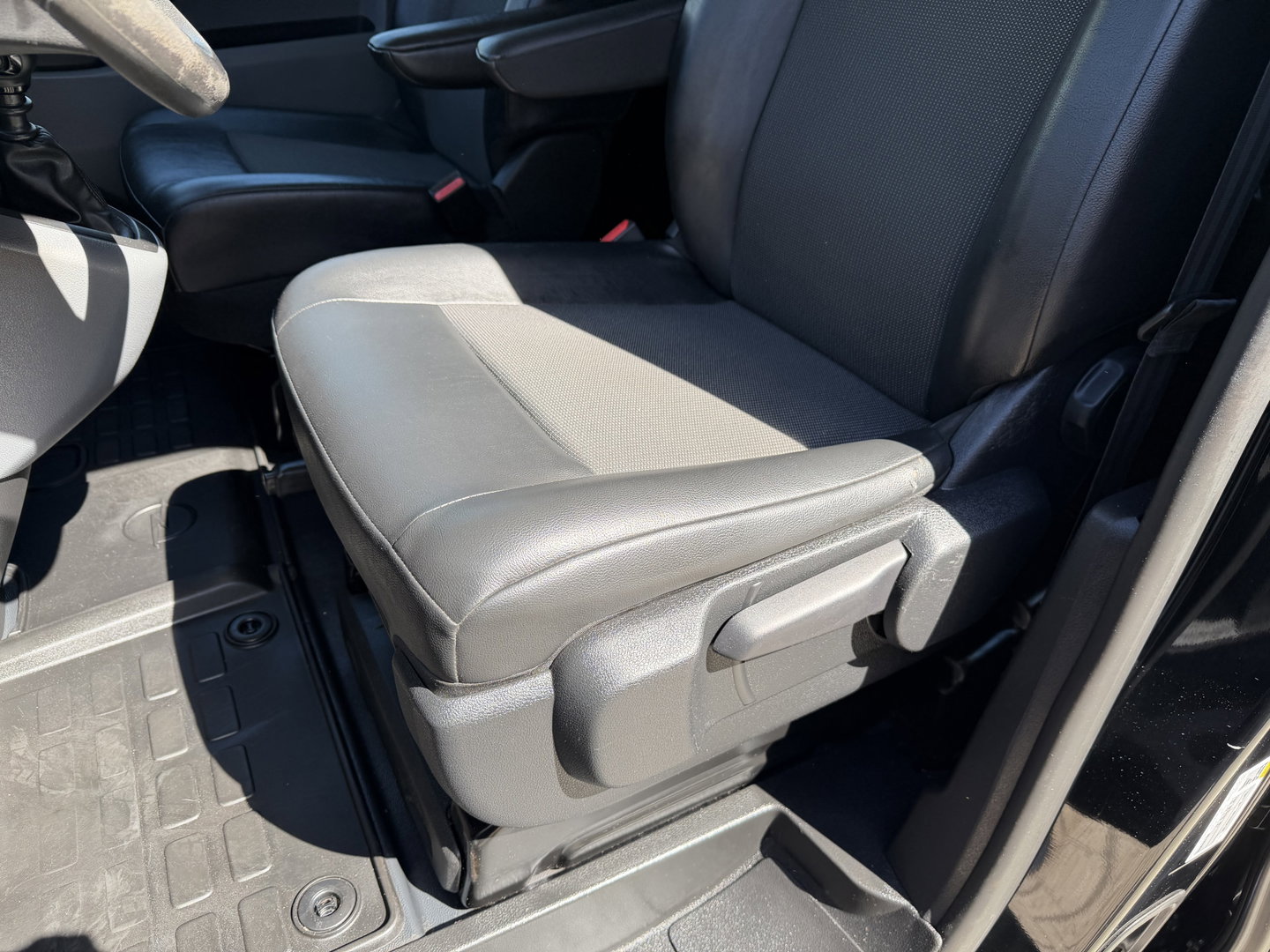 Opel Vivaro 1.5 CDTI L2H1 Selection / euro 6 / bpm vrij / vaste prijs rijklaar € 17.950 ex btw / lease vanaf € 302 / dubbele schuifdeur / zwart metallic / trekhaak / airco / cruise