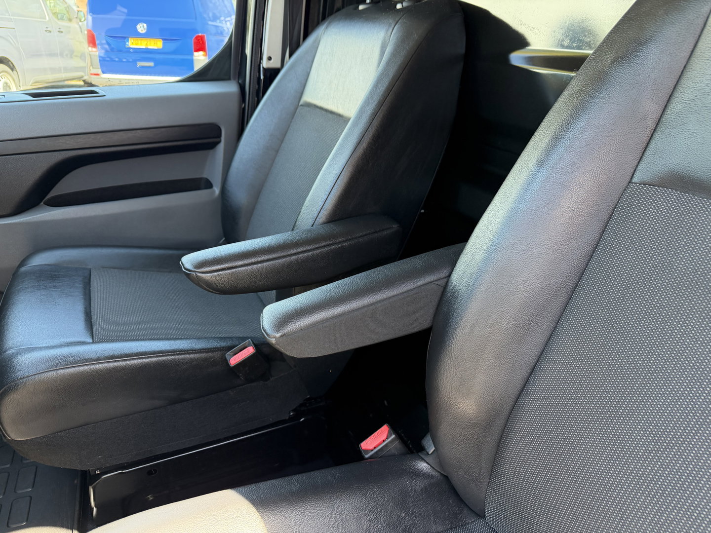 Opel Vivaro 1.5 CDTI L2H1 Selection / euro 6 / bpm vrij / vaste prijs rijklaar € 17.950 ex btw / lease vanaf € 302 / dubbele schuifdeur / zwart metallic / trekhaak / airco / cruise