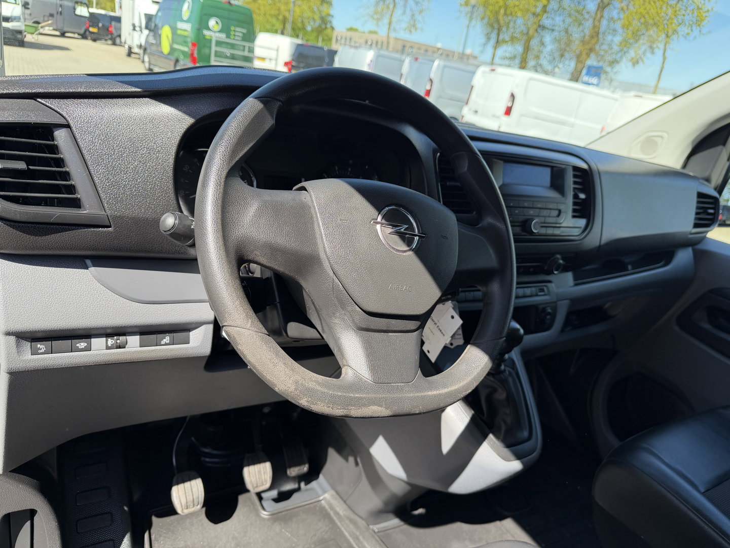 Opel Vivaro 1.5 CDTI L2H1 Selection / euro 6 / bpm vrij / vaste prijs rijklaar € 17.950 ex btw / lease vanaf € 302 / dubbele schuifdeur / zwart metallic / trekhaak / airco / cruise