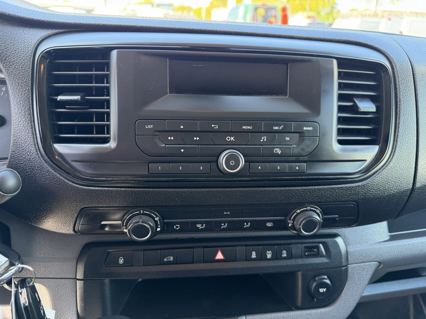 Opel Vivaro 1.5 CDTI L2H1 Selection / euro 6 / bpm vrij / vaste prijs rijklaar € 17.950 ex btw / lease vanaf € 302 / dubbele schuifdeur / zwart metallic / trekhaak / airco / cruise