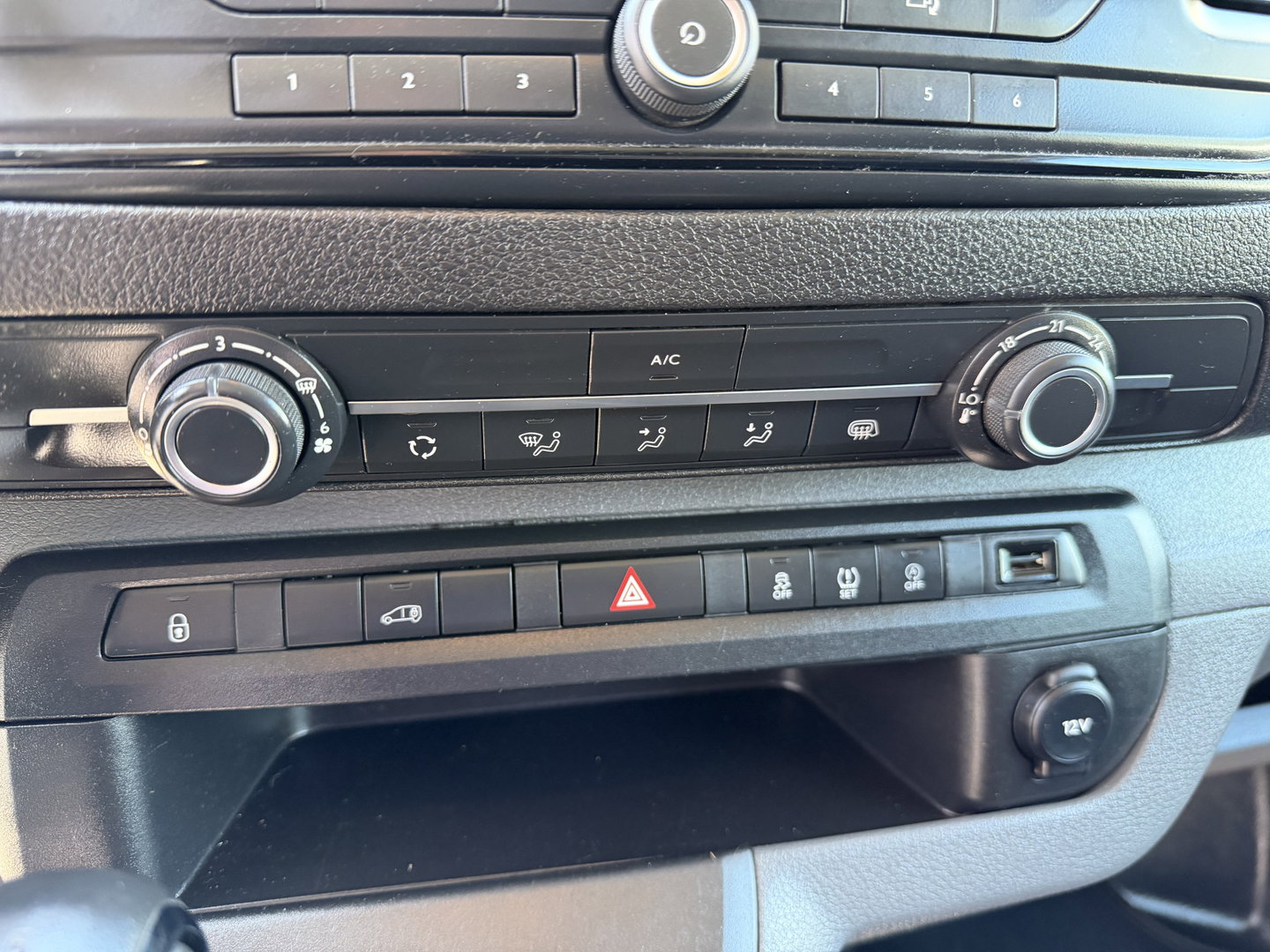 Opel Vivaro 1.5 CDTI L2H1 Selection / euro 6 / bpm vrij / vaste prijs rijklaar € 17.950 ex btw / lease vanaf € 302 / dubbele schuifdeur / zwart metallic / trekhaak / airco / cruise