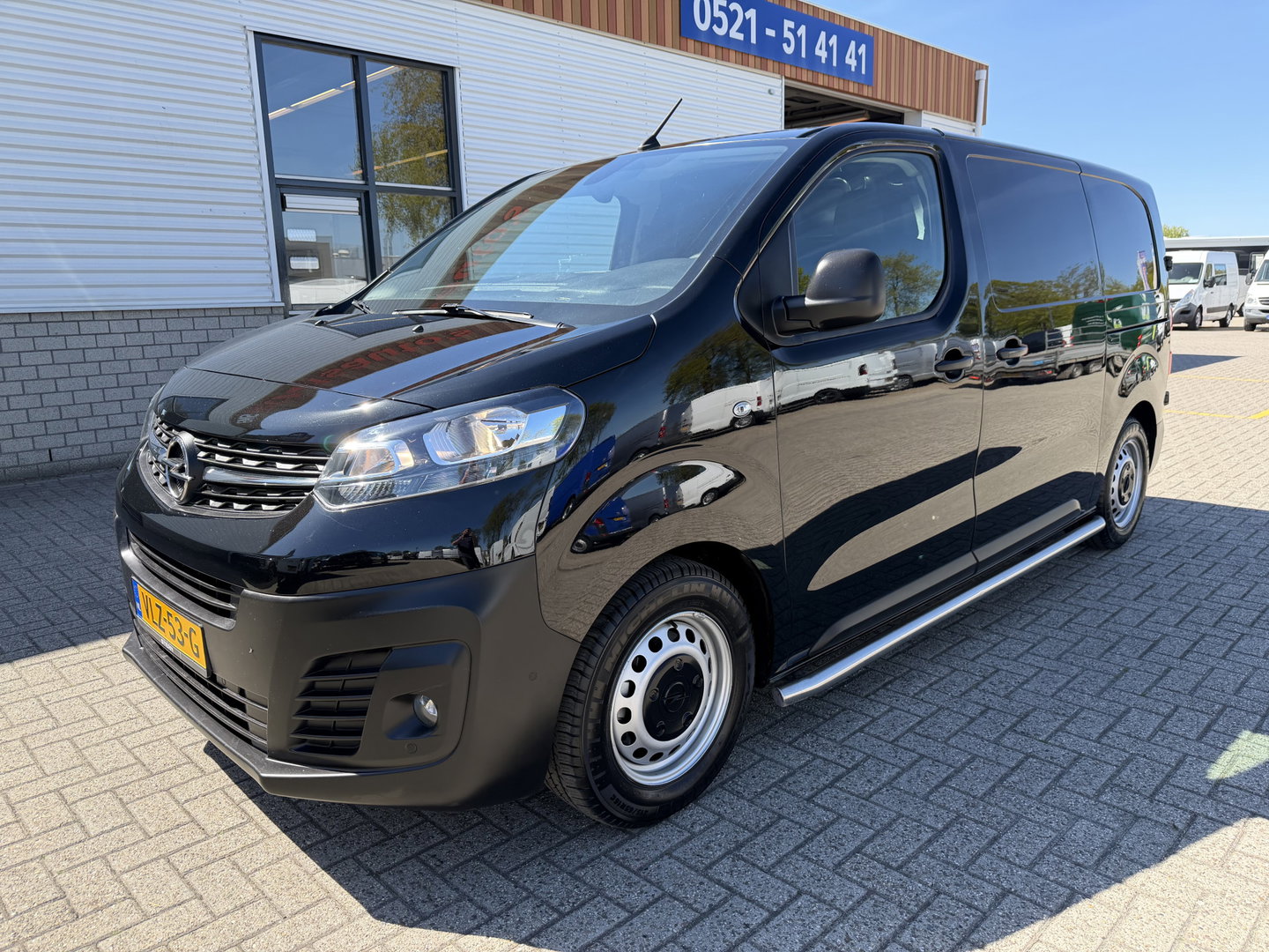 Opel Vivaro 1.5 CDTI L2H1 Selection / euro 6 / bpm vrij / vaste prijs rijklaar € 17.950 ex btw / lease vanaf € 302 / dubbele schuifdeur / zwart metallic / trekhaak / airco / cruise