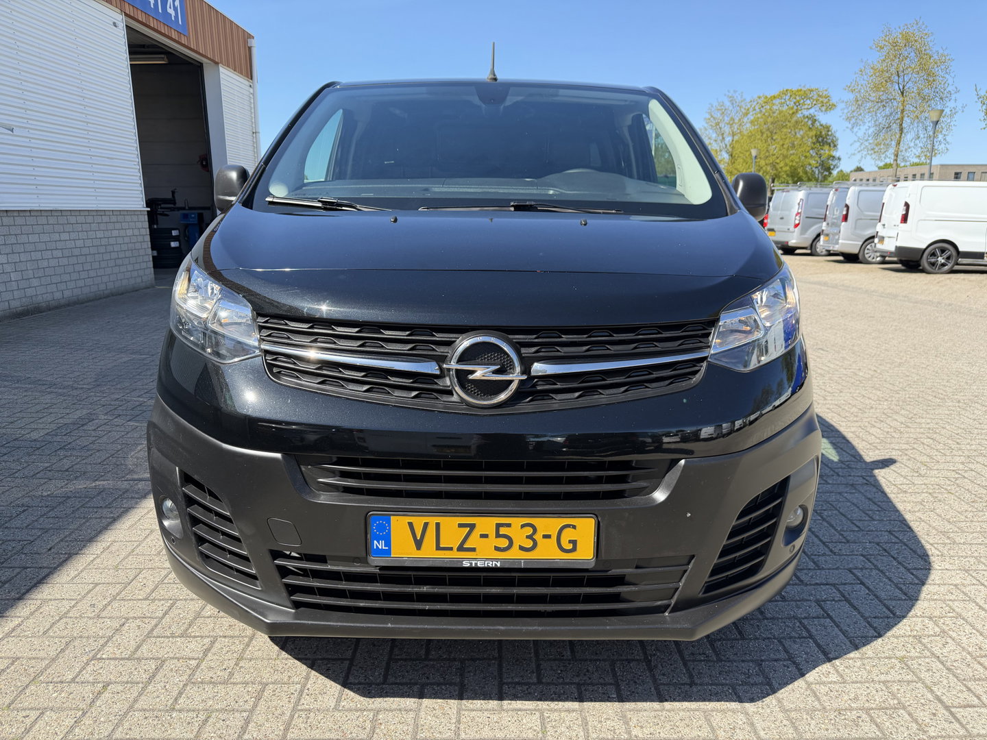 Opel Vivaro 1.5 CDTI L2H1 Selection / euro 6 / bpm vrij / vaste prijs rijklaar € 17.950 ex btw / lease vanaf € 302 / dubbele schuifdeur / zwart metallic / trekhaak / airco / cruise