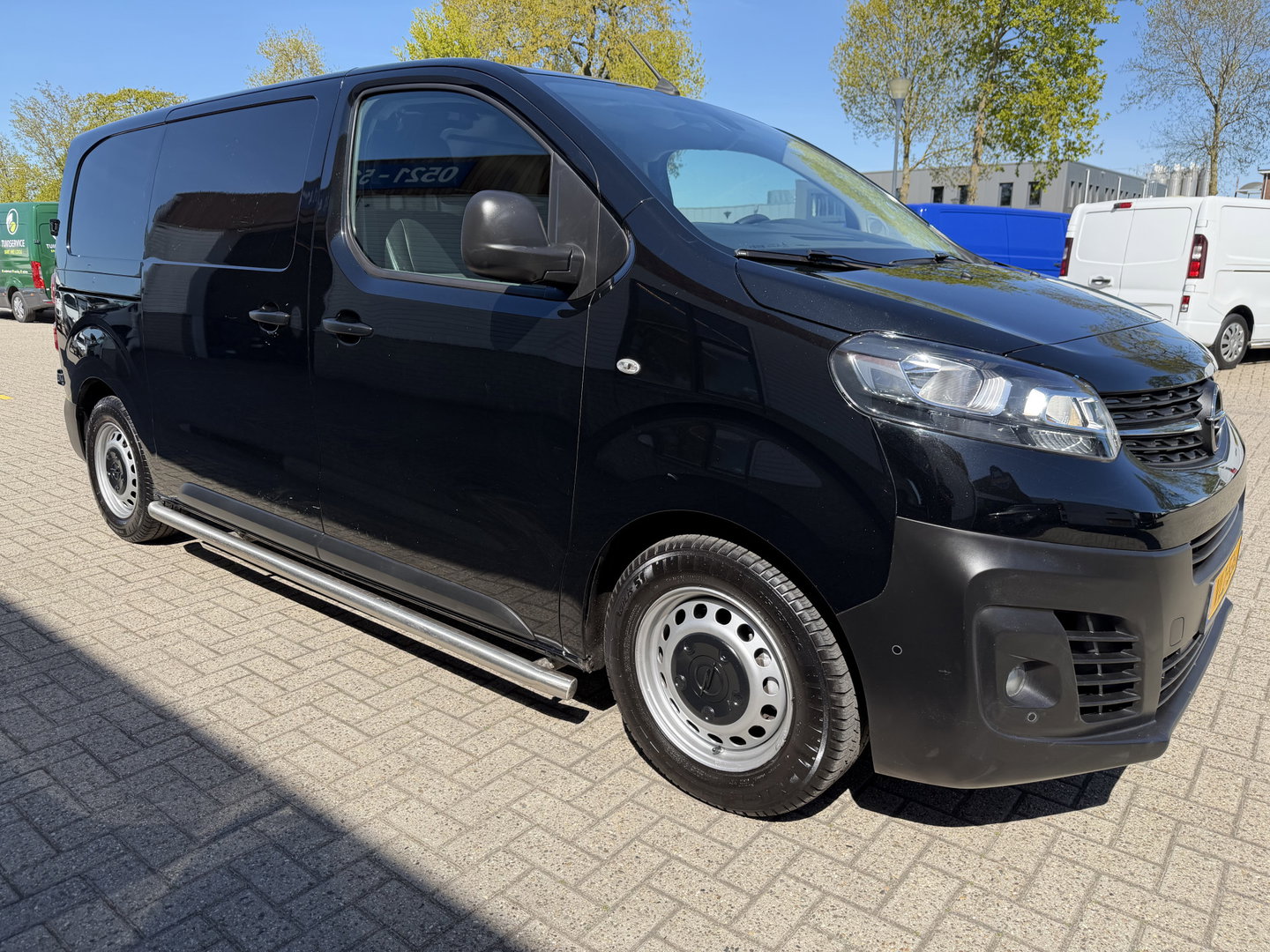 Opel Vivaro 1.5 CDTI L2H1 Selection / euro 6 / bpm vrij / vaste prijs rijklaar € 17.950 ex btw / lease vanaf € 302 / dubbele schuifdeur / zwart metallic / trekhaak / airco / cruise