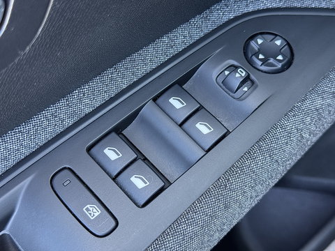 Peugeot 3008 1.2 PureTech Active | Riem Vervangen! | Dealer Onderhouden | Origineel Nederlands | Trekhaak | Apple Carplay | Android Auto | Navigatie | Lane Assist | LED |