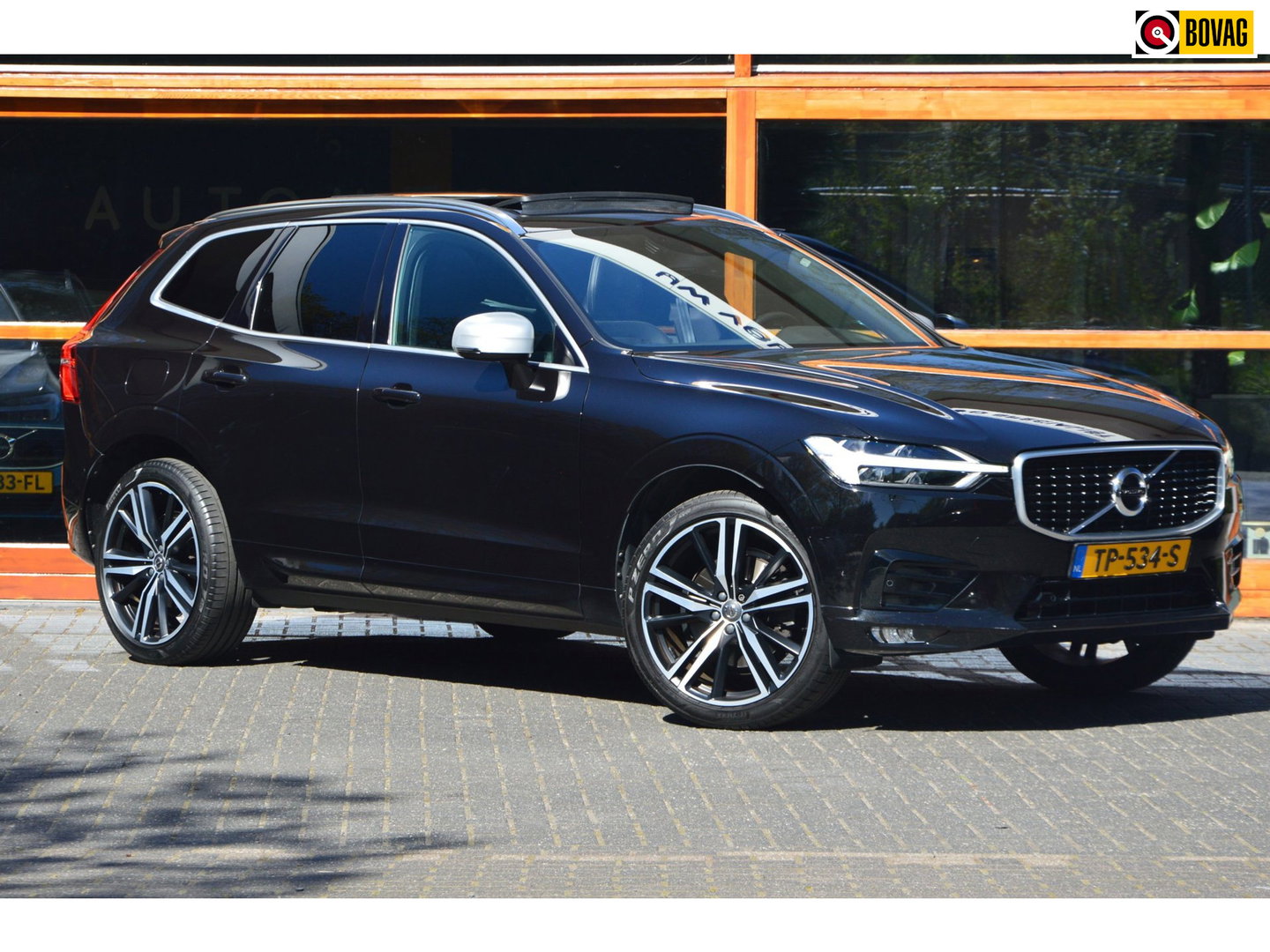 Volvo XC60 T5 R-Design | Bowers & Wilkins | Panoramadak | Trekhaak | Stoel + Stuur Verwarmd | Camera | Dealer Onderhouden |