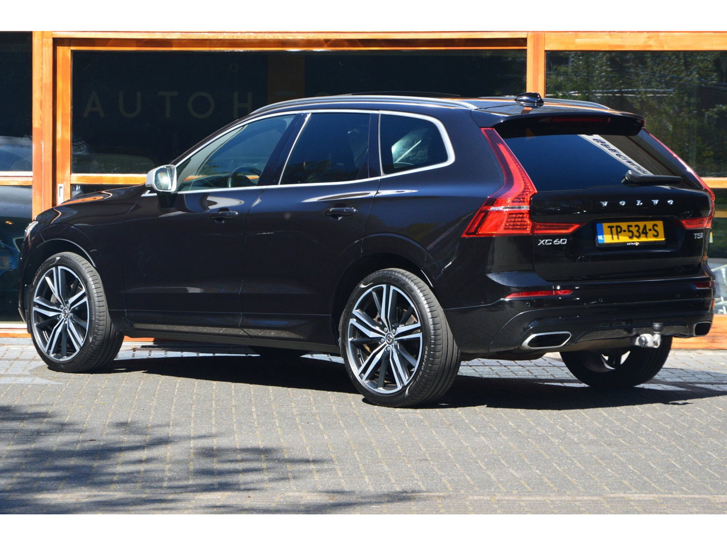 Volvo XC60 T5 R-Design | Bowers & Wilkins | Panoramadak | Trekhaak | Stoel + Stuur Verwarmd | Camera | Dealer Onderhouden |