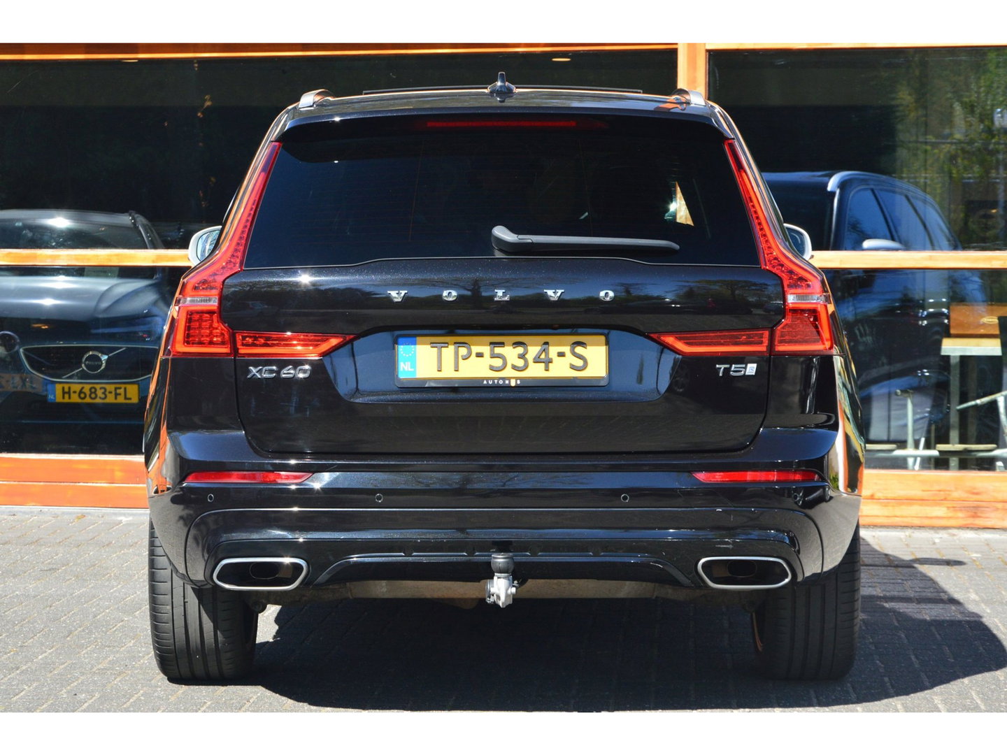 Volvo XC60 T5 R-Design | Bowers & Wilkins | Panoramadak | Trekhaak | Stoel + Stuur Verwarmd | Camera | Dealer Onderhouden |