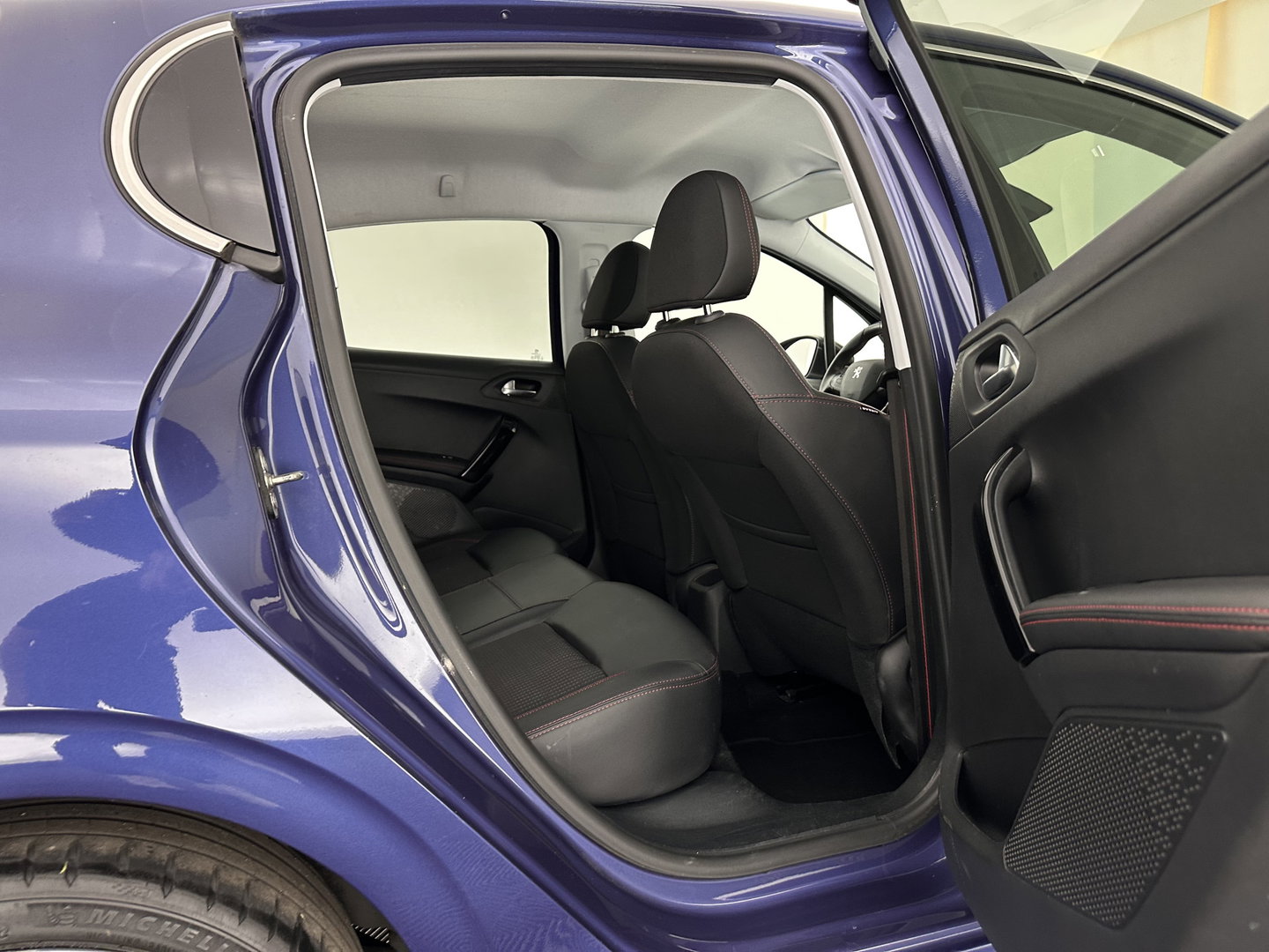 Peugeot 208 1.6 BlueHDi GT-line *LEATHER-FABRIC | SPORT-SEATS | CARPLAY | PRIVACY-GLASS | ECC | PDC | CRUISE | 17''ALU*