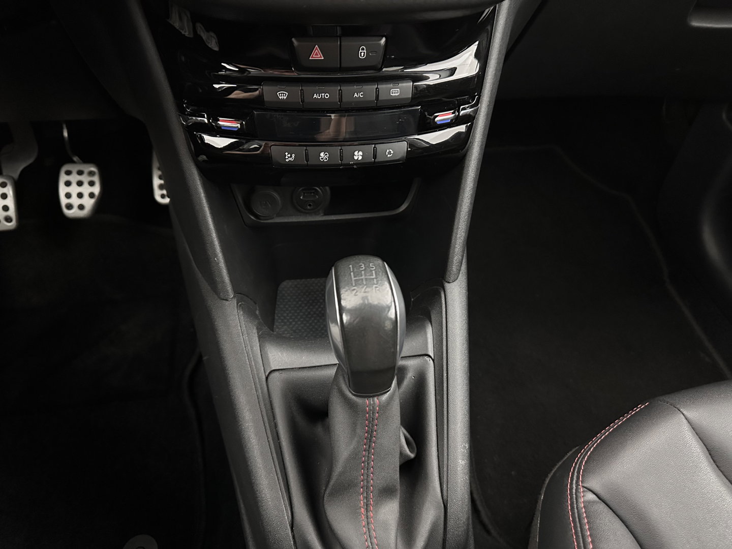 Peugeot 208 1.6 BlueHDi GT-line *LEATHER-FABRIC | SPORT-SEATS | CARPLAY | PRIVACY-GLASS | ECC | PDC | CRUISE | 17''ALU*