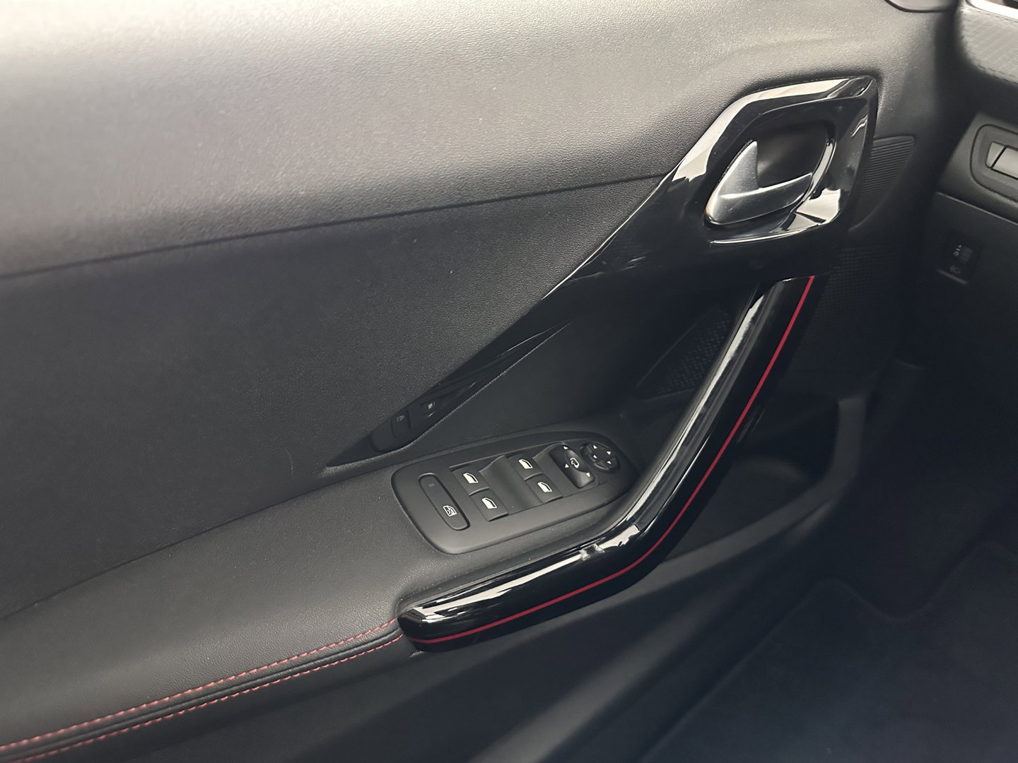 Peugeot 208 1.6 BlueHDi GT-line *LEATHER-FABRIC | SPORT-SEATS | CARPLAY | PRIVACY-GLASS | ECC | PDC | CRUISE | 17''ALU*