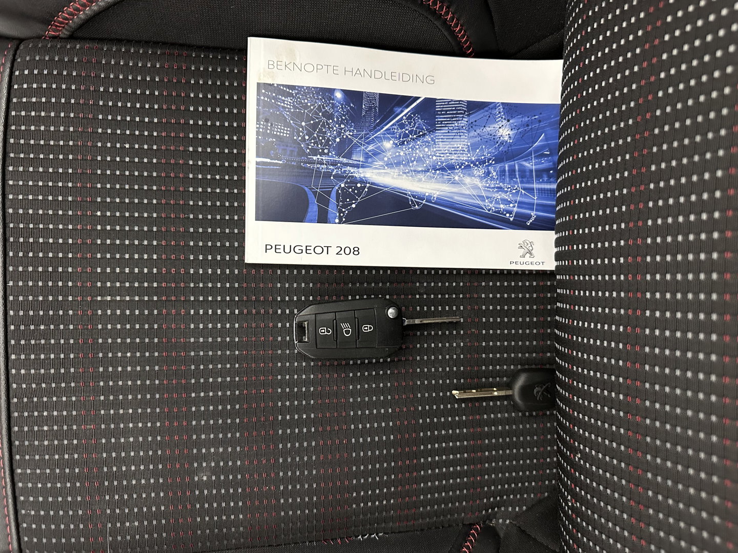 Peugeot 208 1.6 BlueHDi GT-line *LEATHER-FABRIC | SPORT-SEATS | CARPLAY | PRIVACY-GLASS | ECC | PDC | CRUISE | 17''ALU*